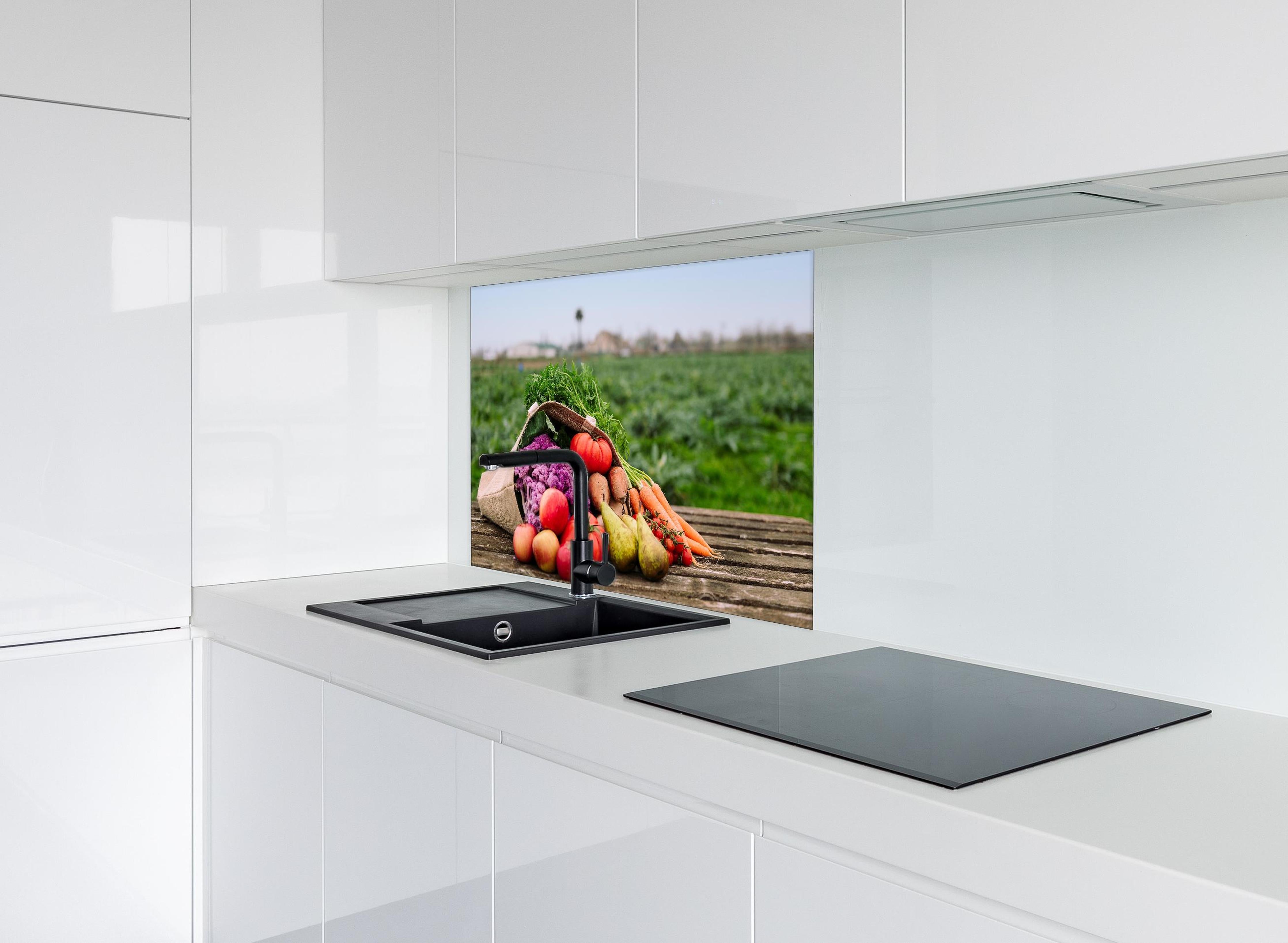 Spritzschutz - Bunte Vielfalt frischer Bio-Ernte hinter einem Cerankochfeld zwischen Holz-Kochutensilien