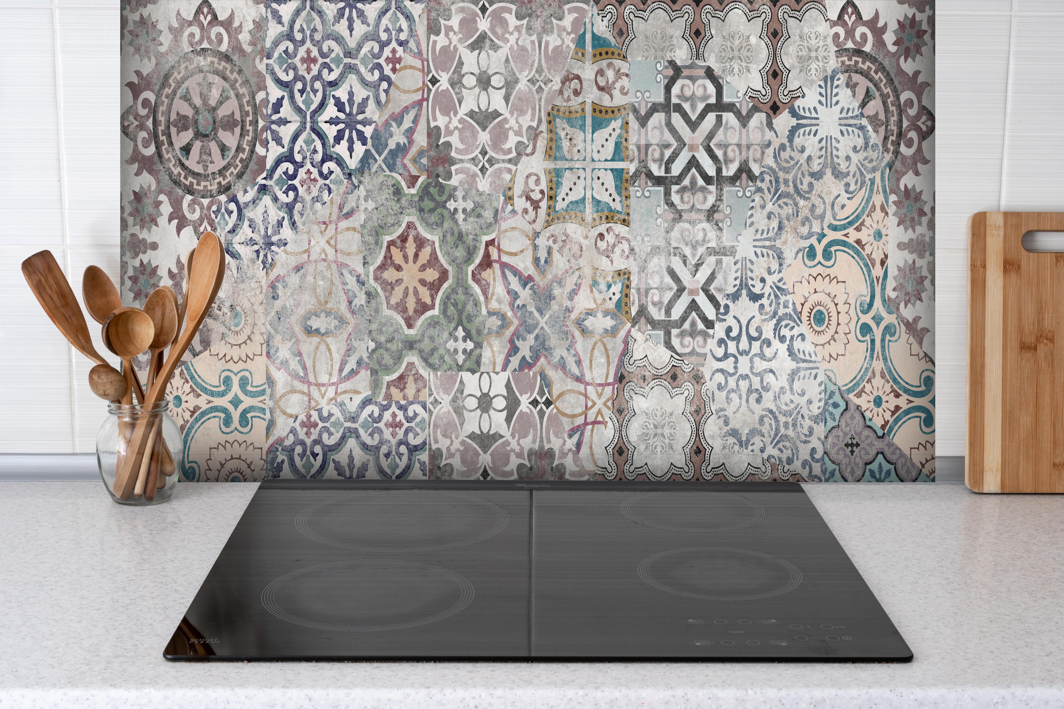 Spritzschutz - Bunte alte Retro-Wand Fliesen hinter einem Cerankochfeld zwischen Holz-Kochutensilien