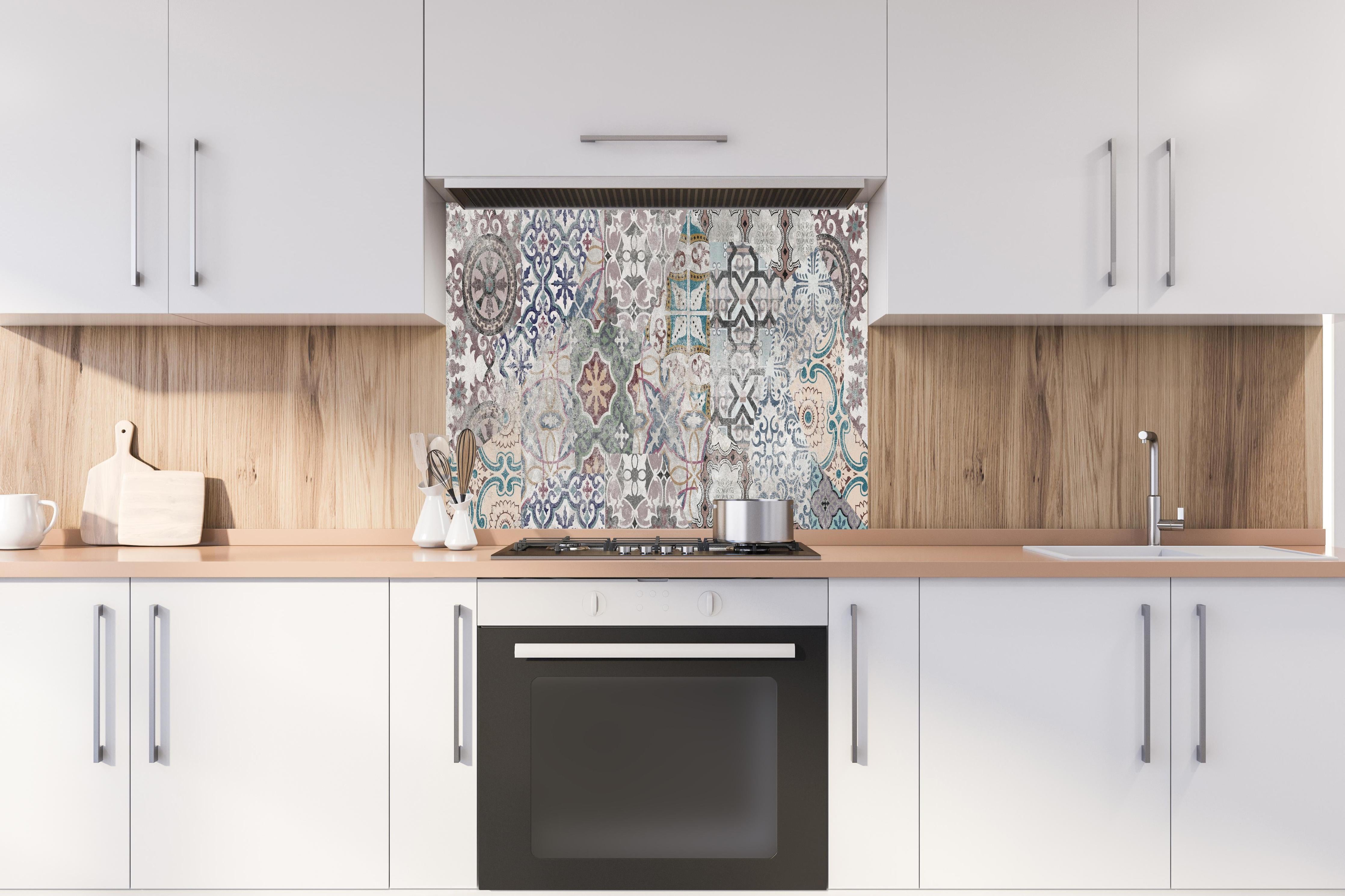 Spritzschutz - Bunte alte Retro-Wand Fliesen hinter einem Cerankochfeld zwischen Holz-Kochutensilien