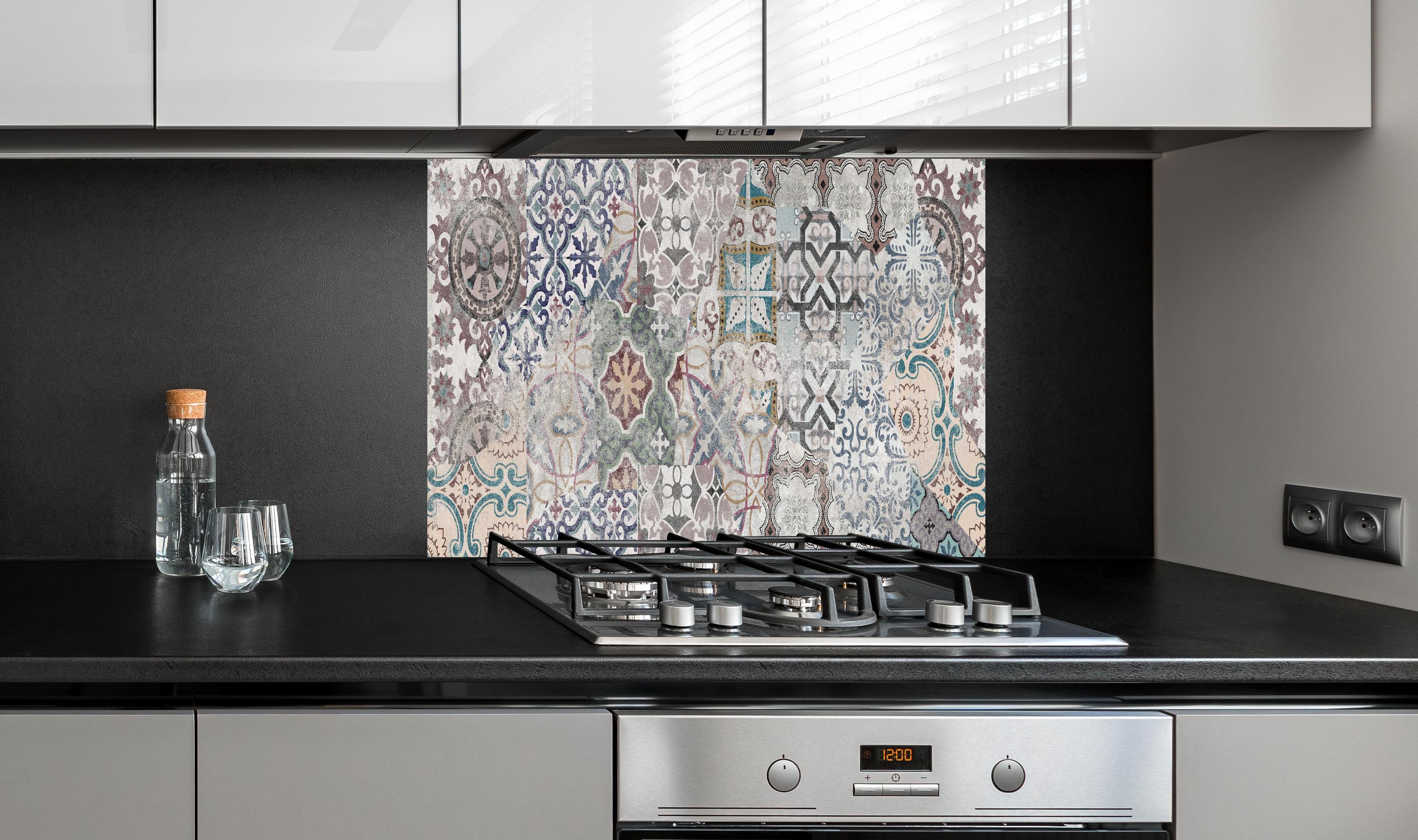 Spritzschutz - Bunte alte Retro-Wand Fliesen hinter einem Cerankochfeld zwischen Holz-Kochutensilien