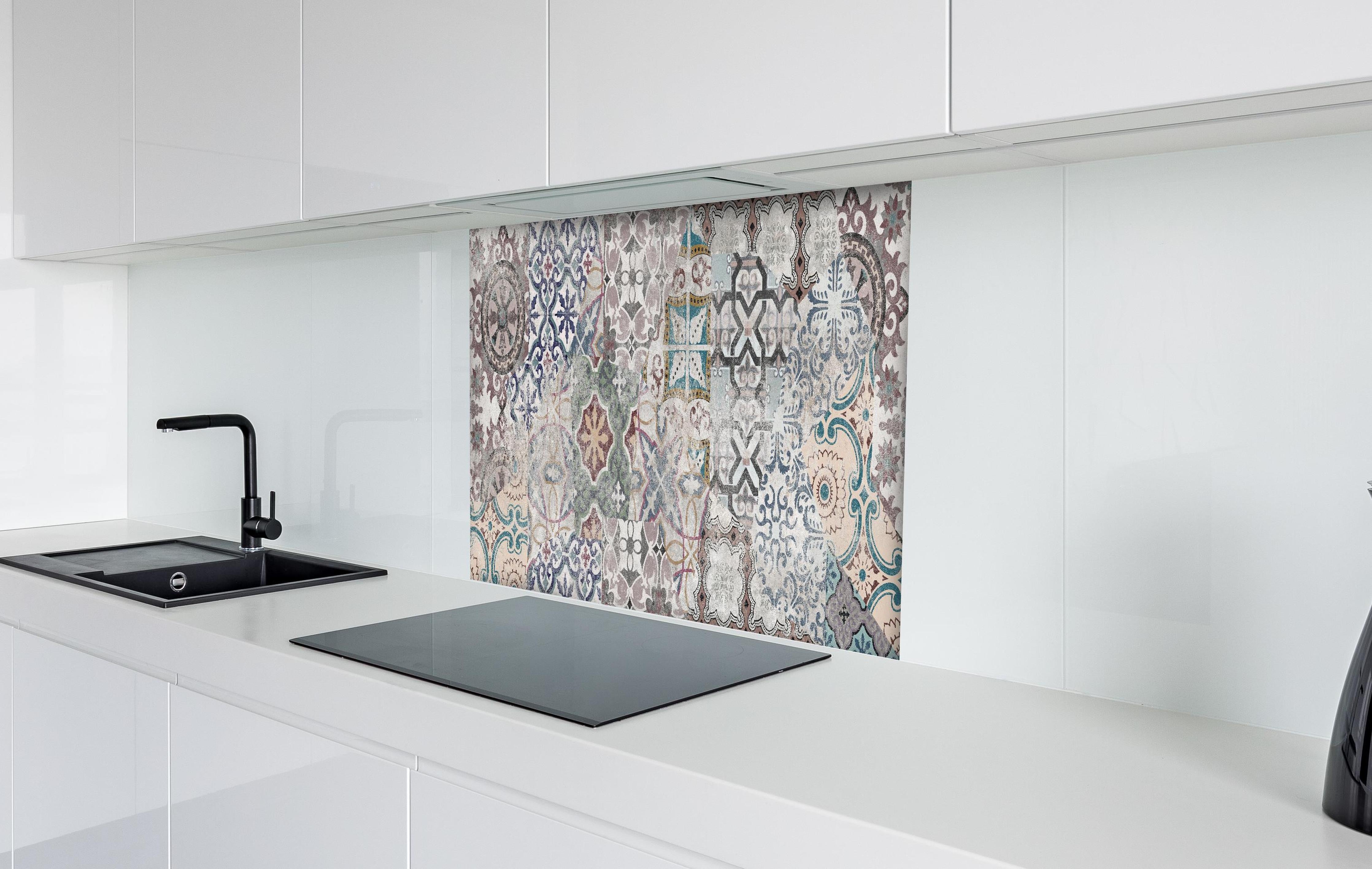 Spritzschutz - Bunte alte Retro-Wand Fliesen hinter einem Cerankochfeld zwischen Holz-Kochutensilien