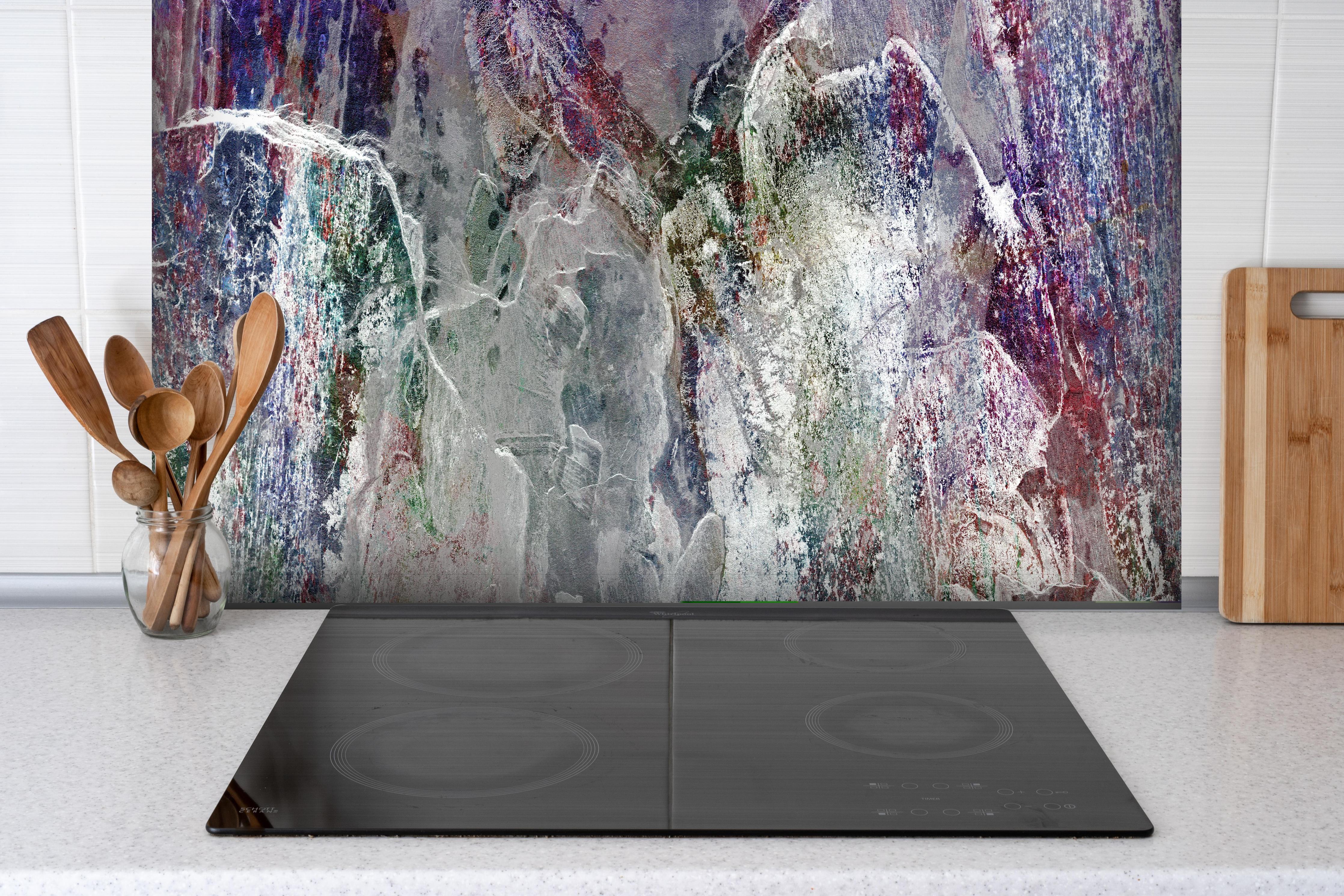 Spritzschutz - Bunte natürliche Marmortextur hinter einem Cerankochfeld zwischen Holz-Kochutensilien