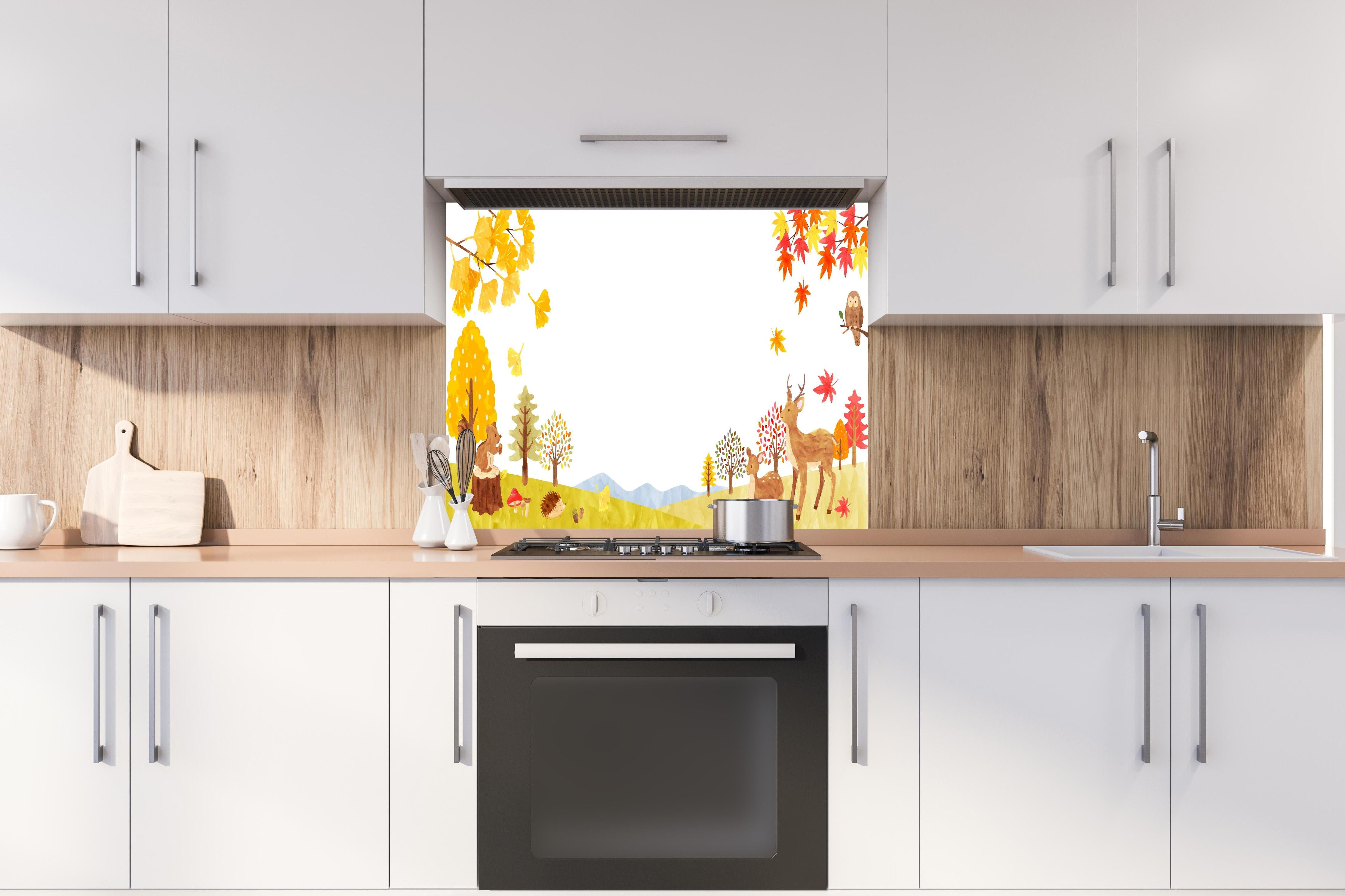 Spritzschutz - Bunter Herbstwald mit Tieren Illustration hinter einem Cerankochfeld zwischen Holz-Kochutensilien