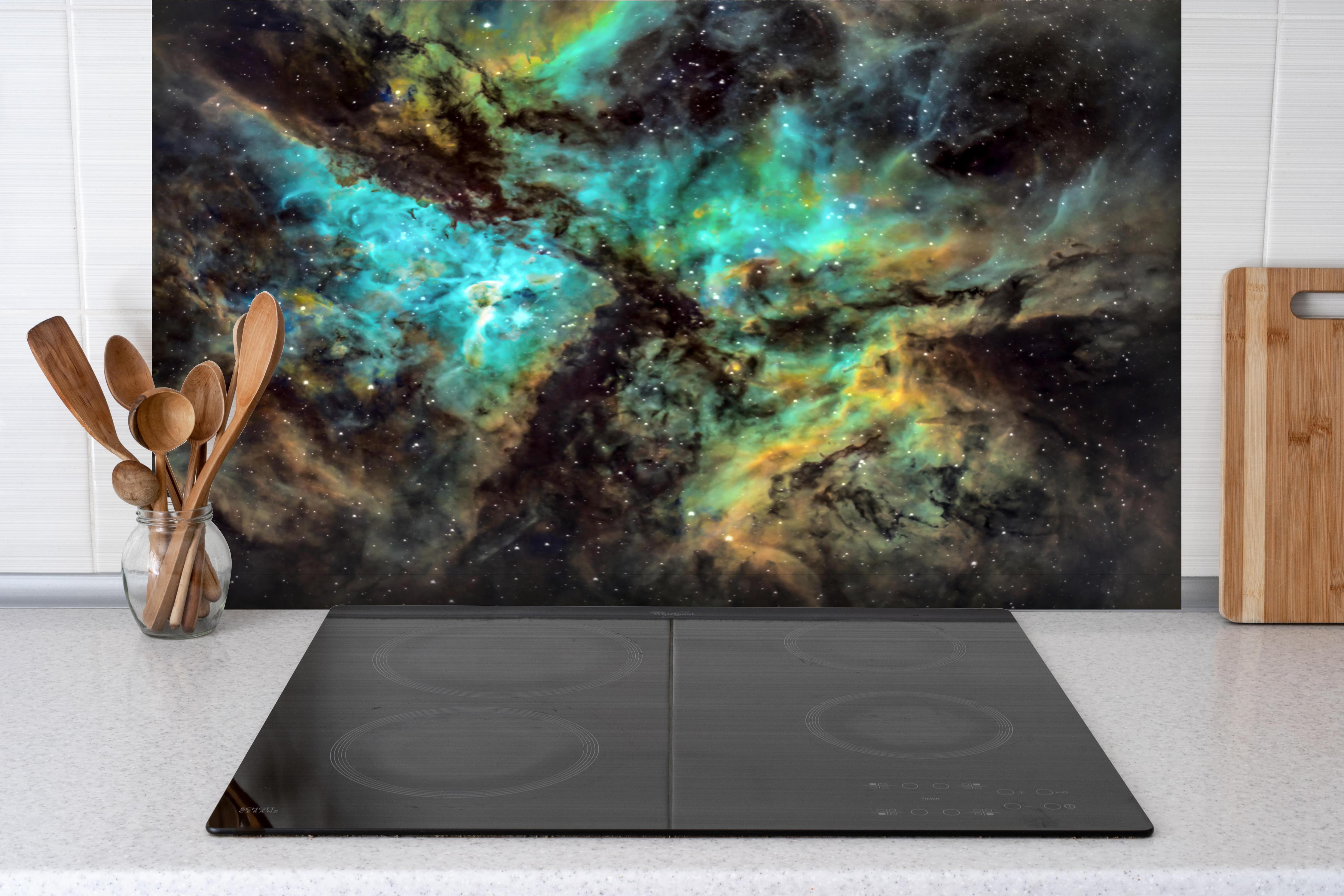 Spritzschutz - Bunter Sternenhimmel hinter einem Cerankochfeld zwischen Holz-Kochutensilien