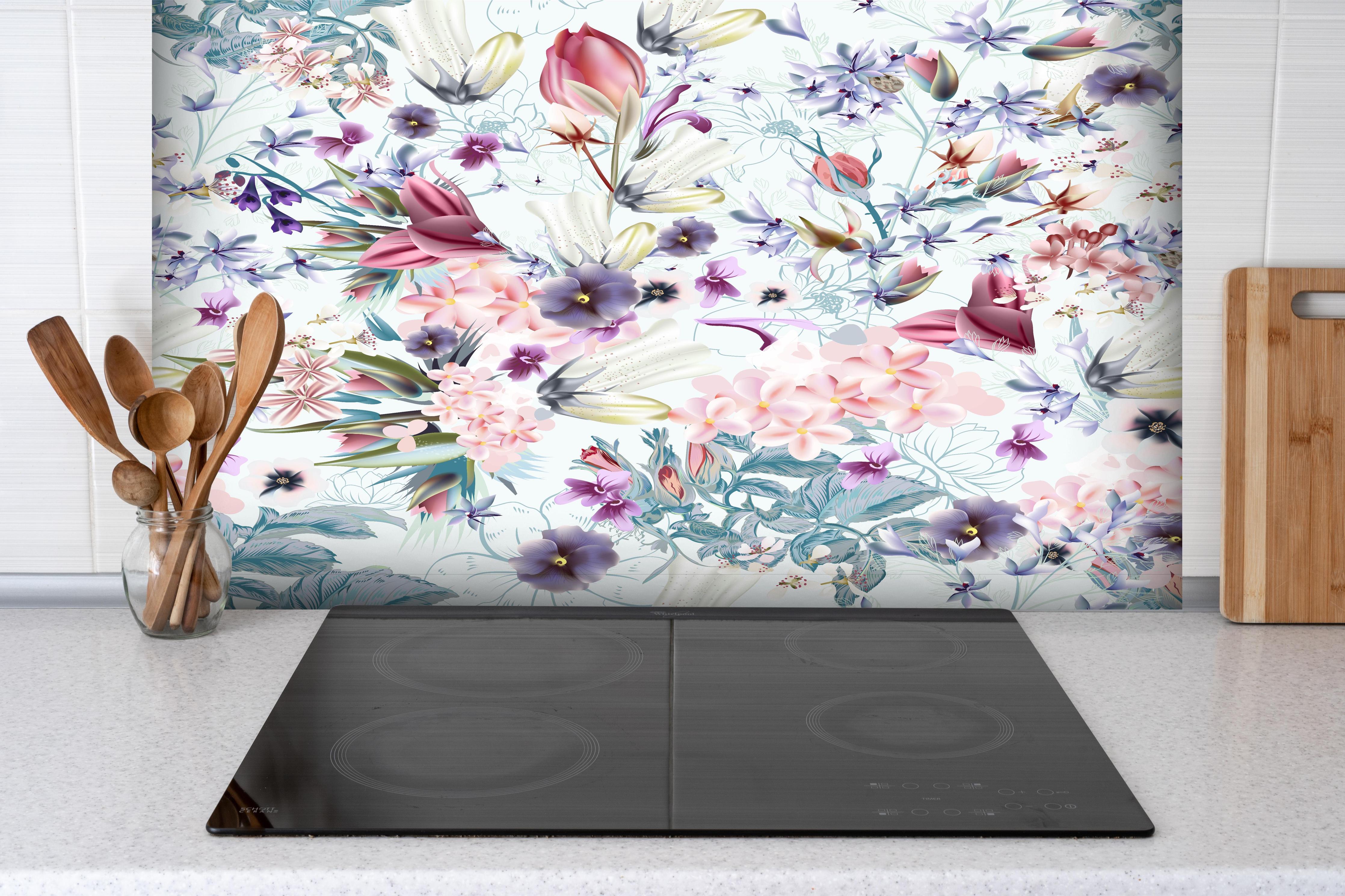 Spritzschutz - Buntes Blumenmuster Pastelltöne Design hinter einem Cerankochfeld zwischen Holz-Kochutensilien