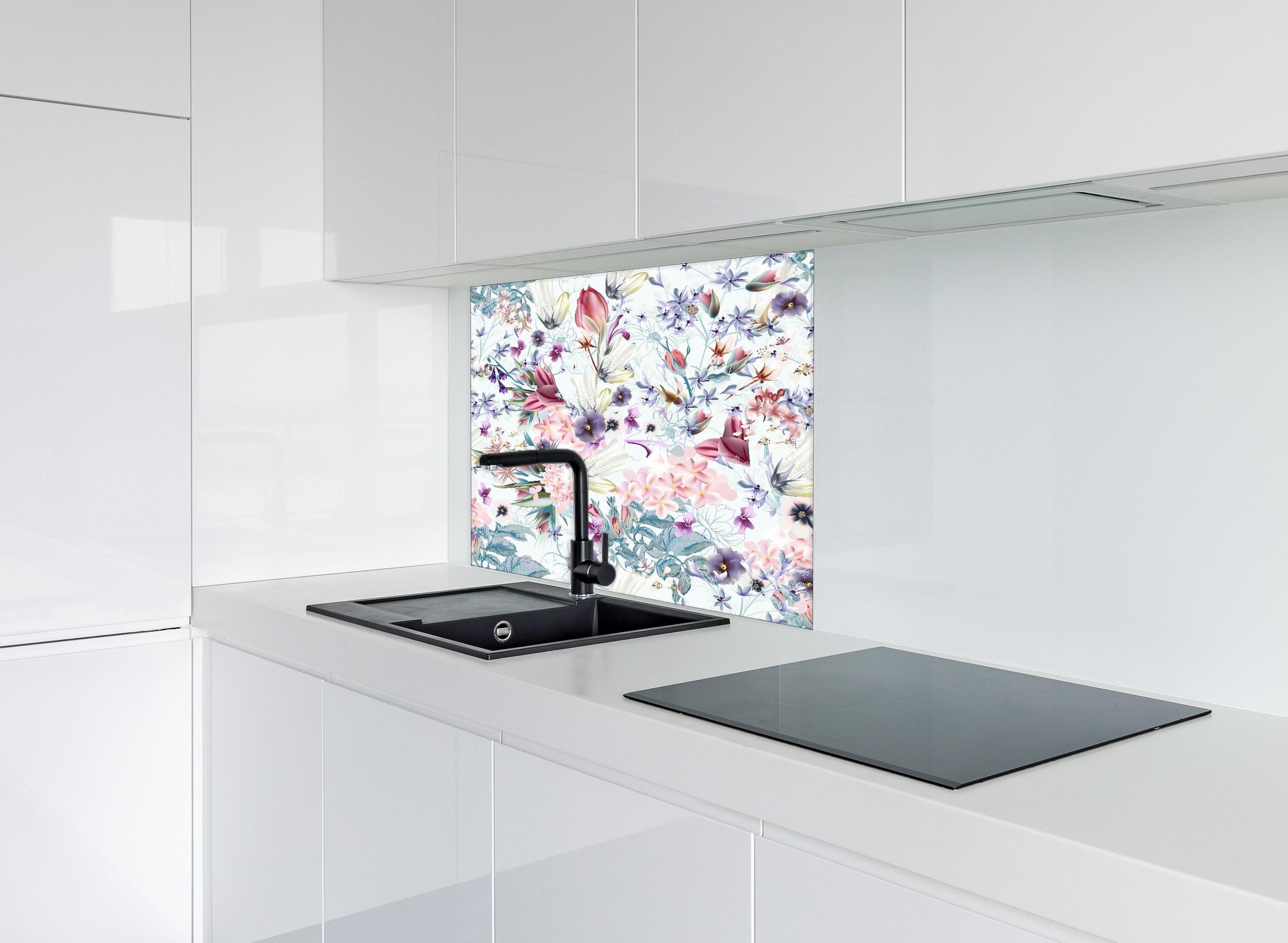 Spritzschutz - Buntes Blumenmuster Pastelltöne Design hinter einem Cerankochfeld zwischen Holz-Kochutensilien