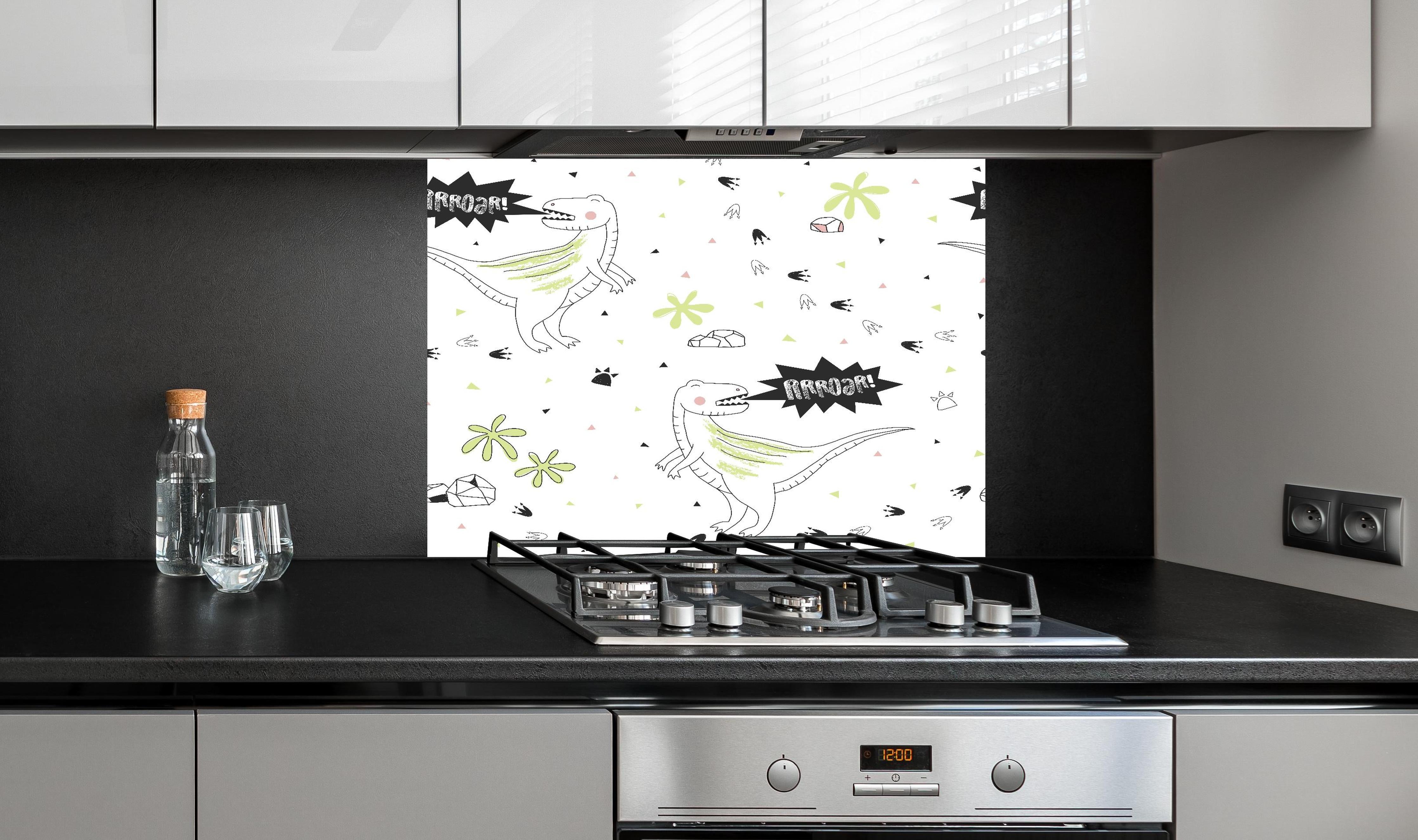 Spritzschutz - Buntes Dinosaurier-Muster für Kinderzimmer hinter einem Cerankochfeld zwischen Holz-Kochutensilien