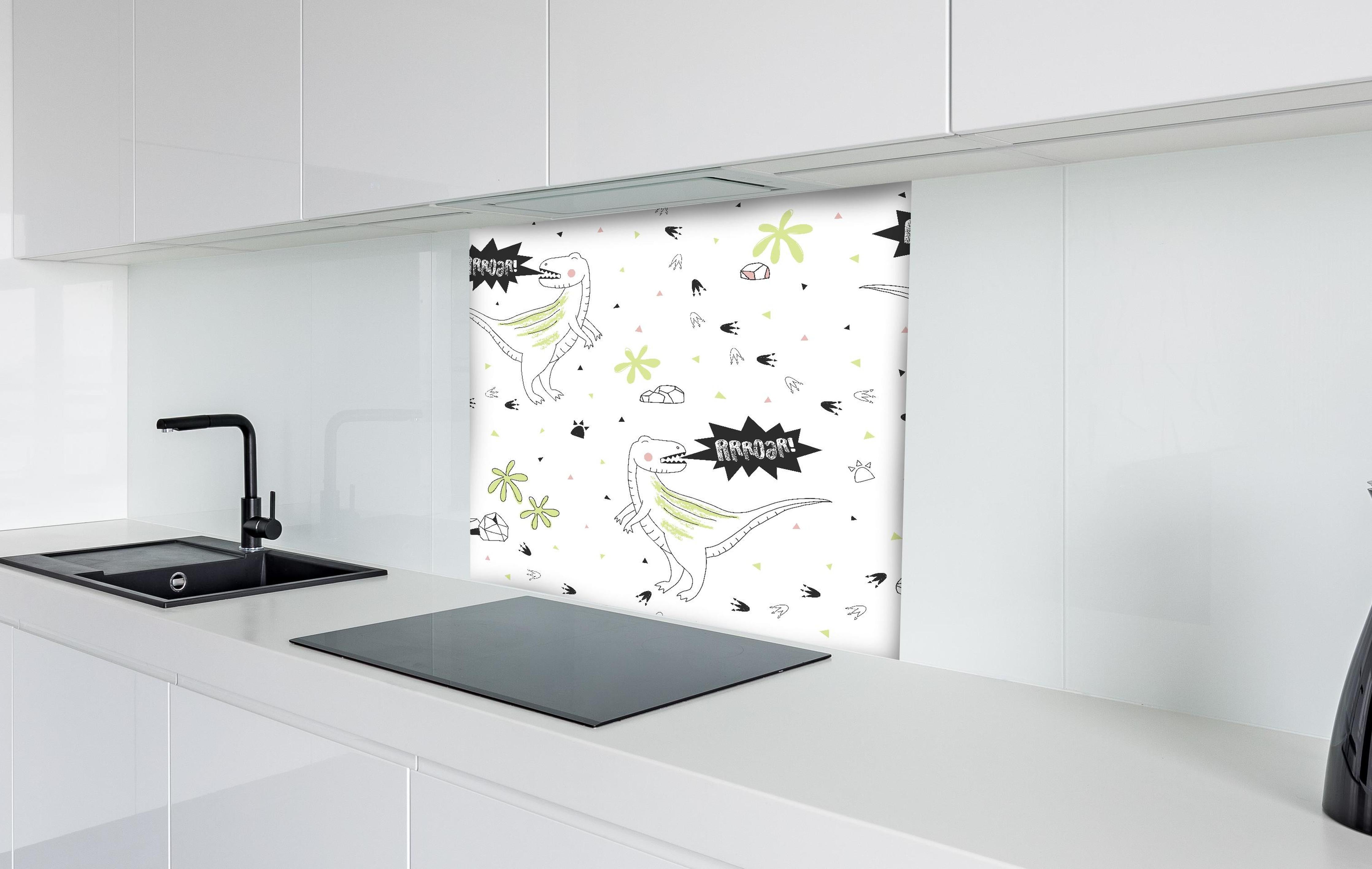 Spritzschutz - Buntes Dinosaurier-Muster für Kinderzimmer hinter einem Cerankochfeld zwischen Holz-Kochutensilien