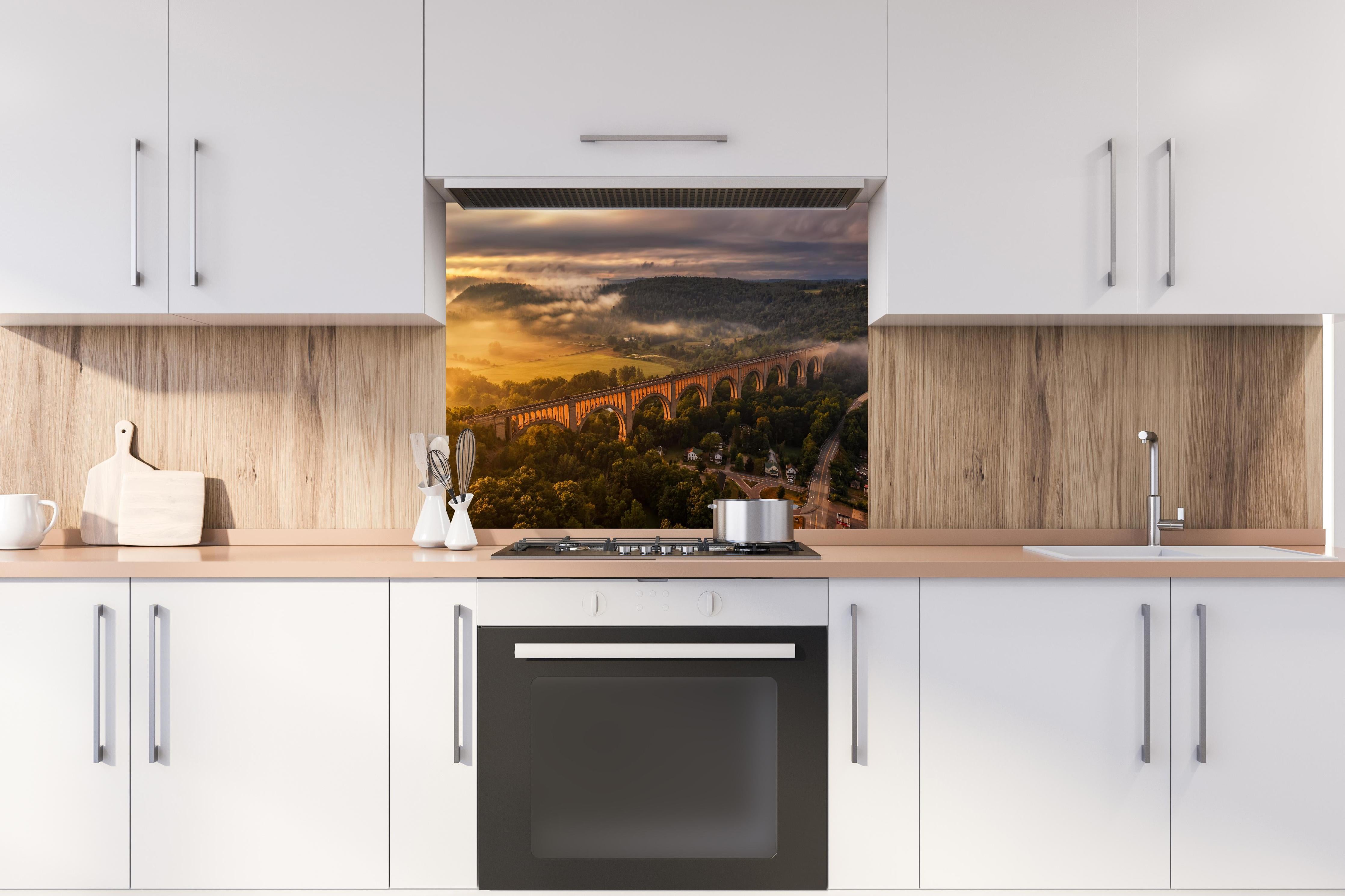 Spritzschutz - Buntes Dorf Mediterranes Flair hinter einem Cerankochfeld zwischen Holz-Kochutensilien