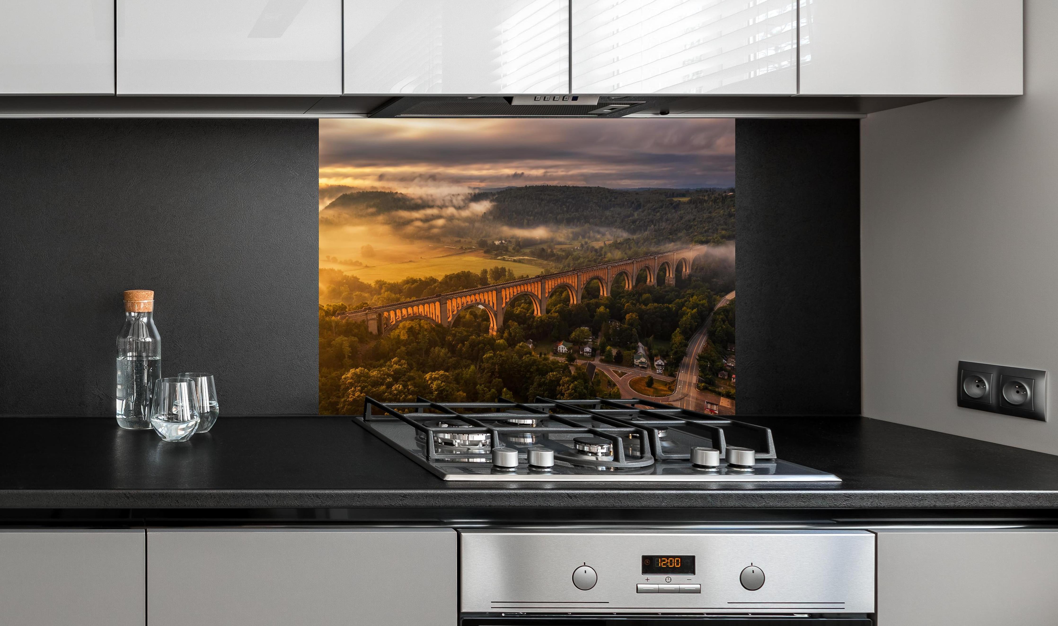 Spritzschutz - Buntes Dorf Mediterranes Flair hinter einem Cerankochfeld zwischen Holz-Kochutensilien