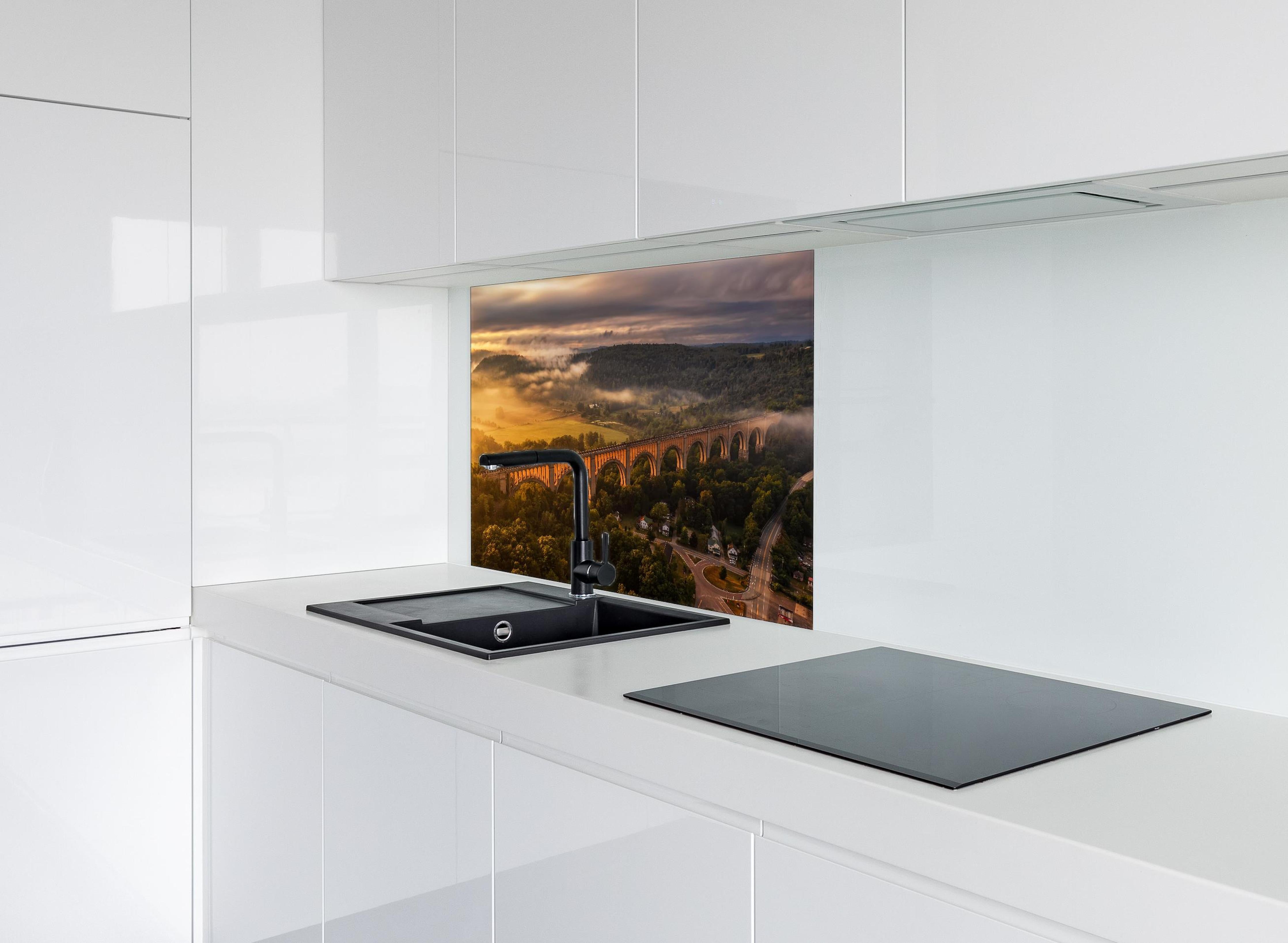 Spritzschutz - Buntes Dorf Mediterranes Flair hinter einem Cerankochfeld zwischen Holz-Kochutensilien