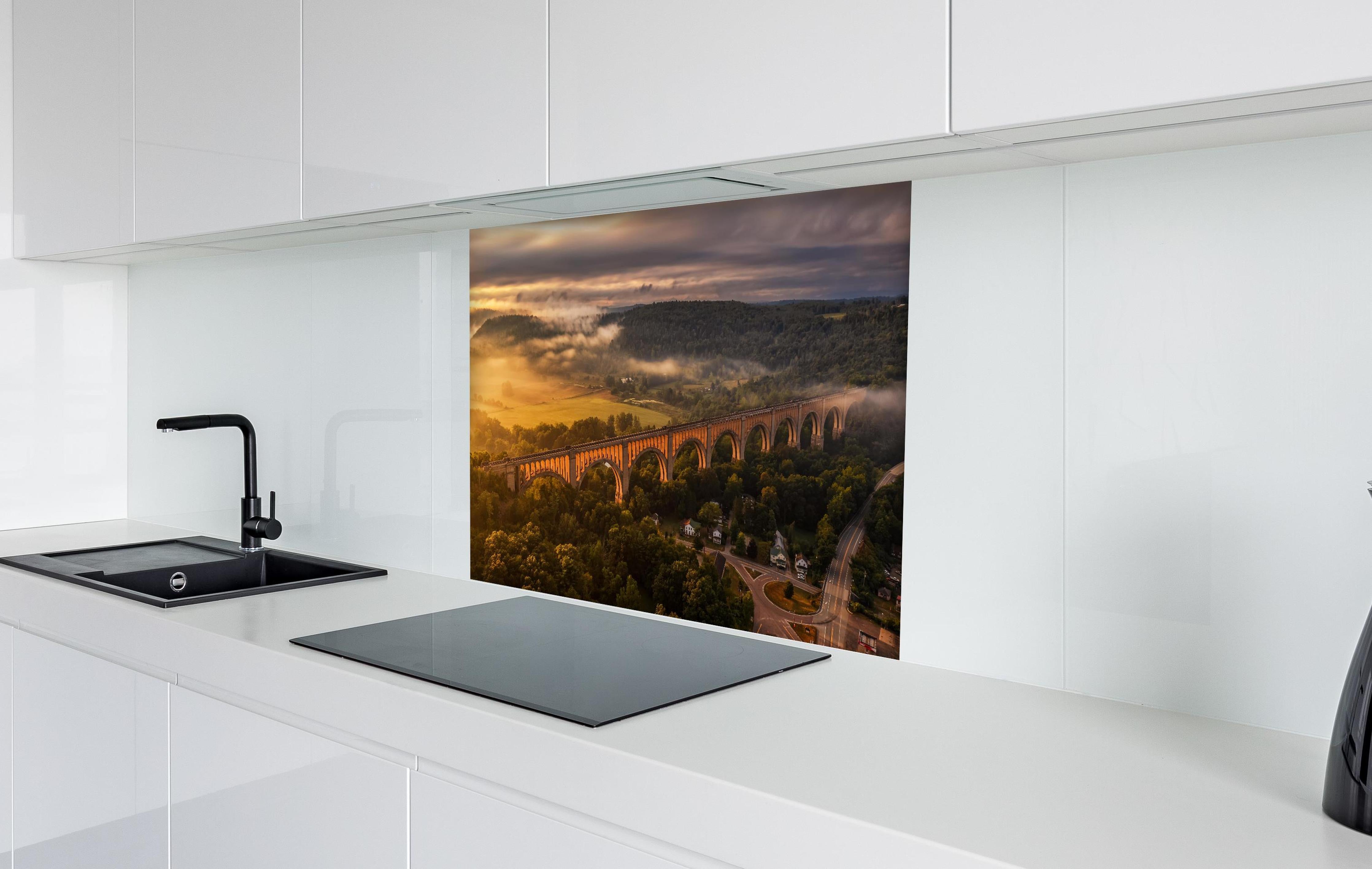 Spritzschutz - Buntes Dorf Mediterranes Flair hinter einem Cerankochfeld zwischen Holz-Kochutensilien