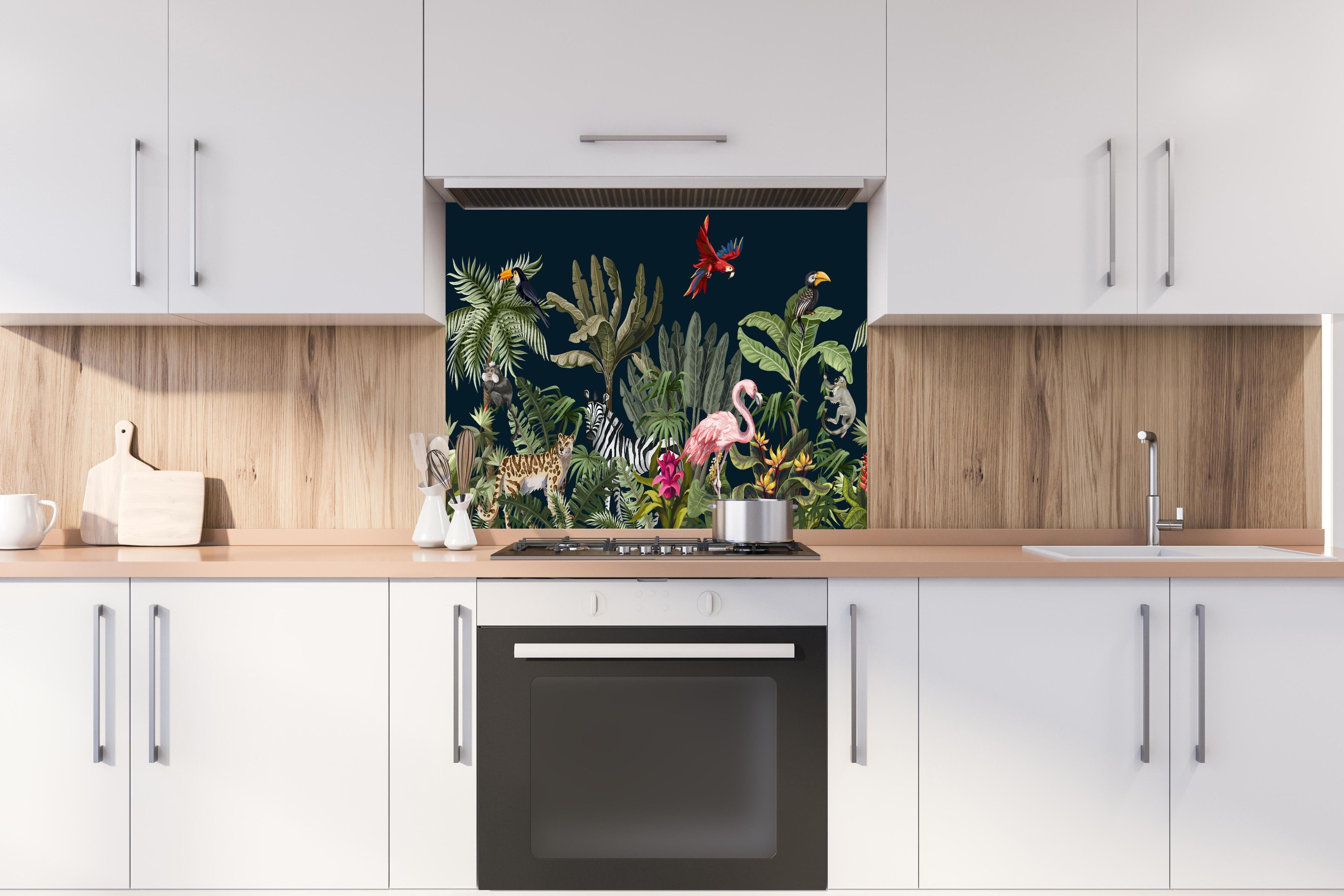 Spritzschutz - Buntes Dschungel Tiermuster Wandbild hinter einem Cerankochfeld zwischen Holz-Kochutensilien