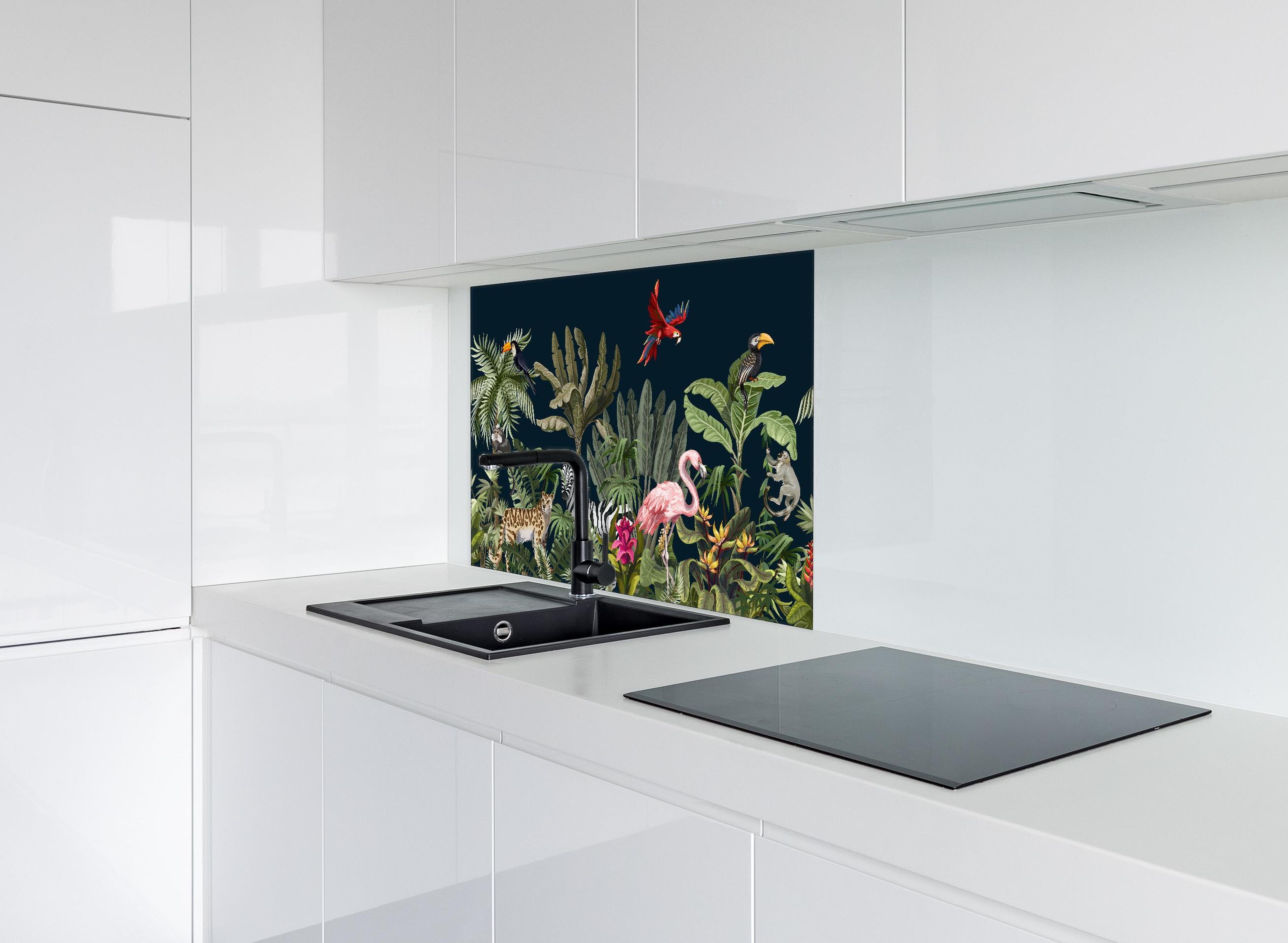 Spritzschutz - Buntes Dschungel Tiermuster Wandbild hinter einem Cerankochfeld zwischen Holz-Kochutensilien