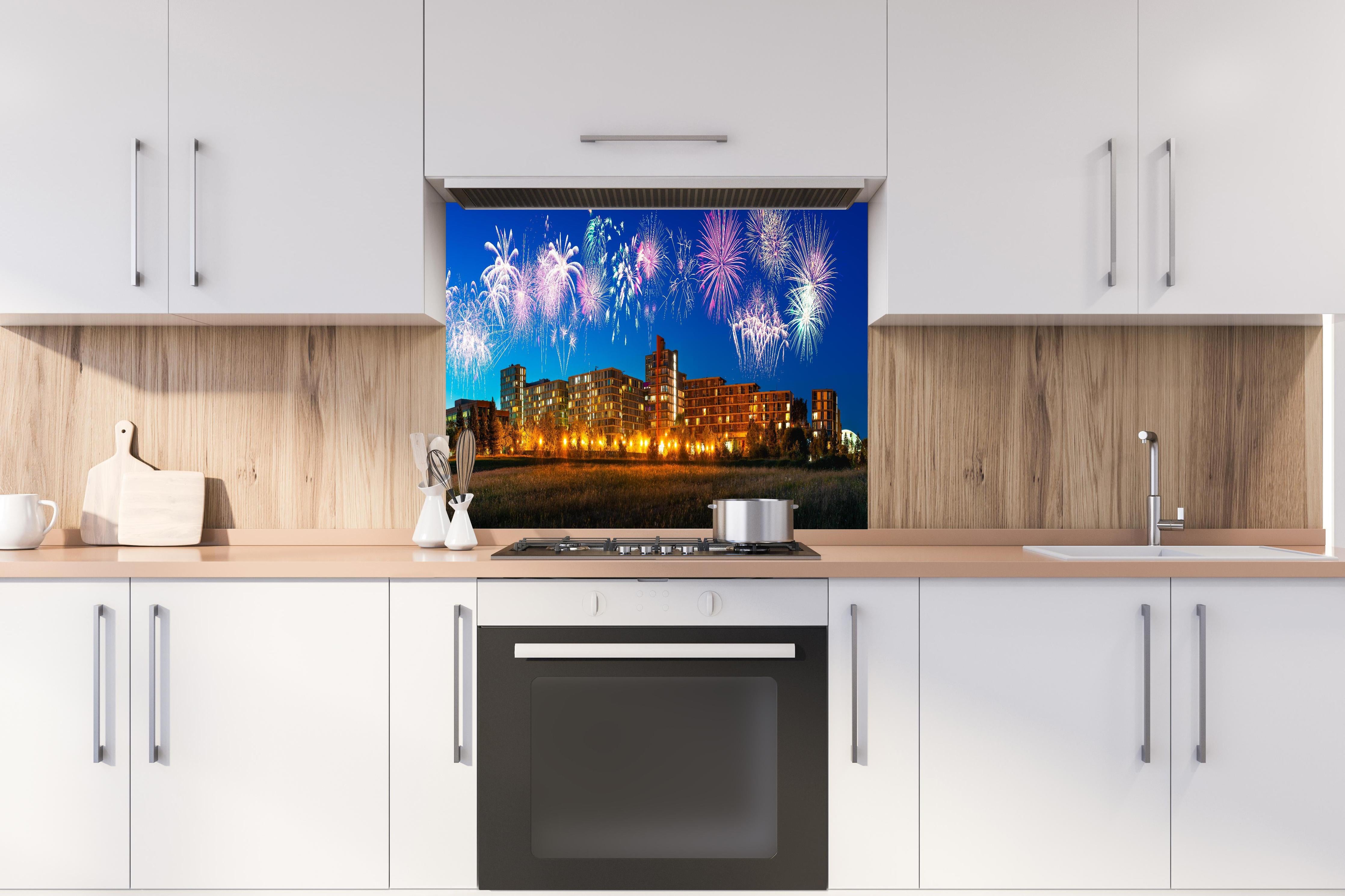 Spritzschutz - Buntes Feuerwerk Milton Keynes Skyline hinter einem Cerankochfeld zwischen Holz-Kochutensilien