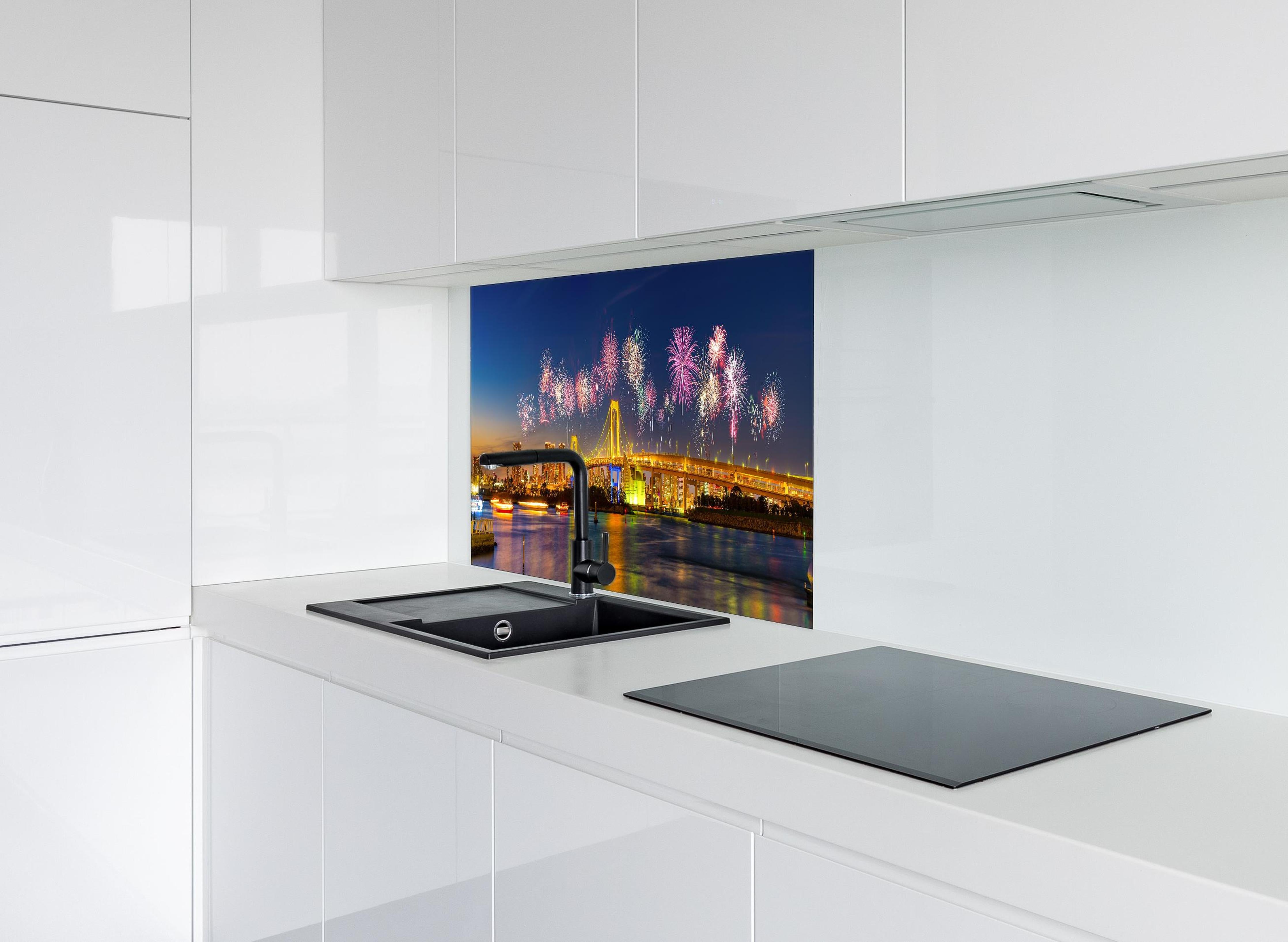 Spritzschutz - Buntes Feuerwerk Tokio Rainbow Bridge hinter einem Cerankochfeld zwischen Holz-Kochutensilien