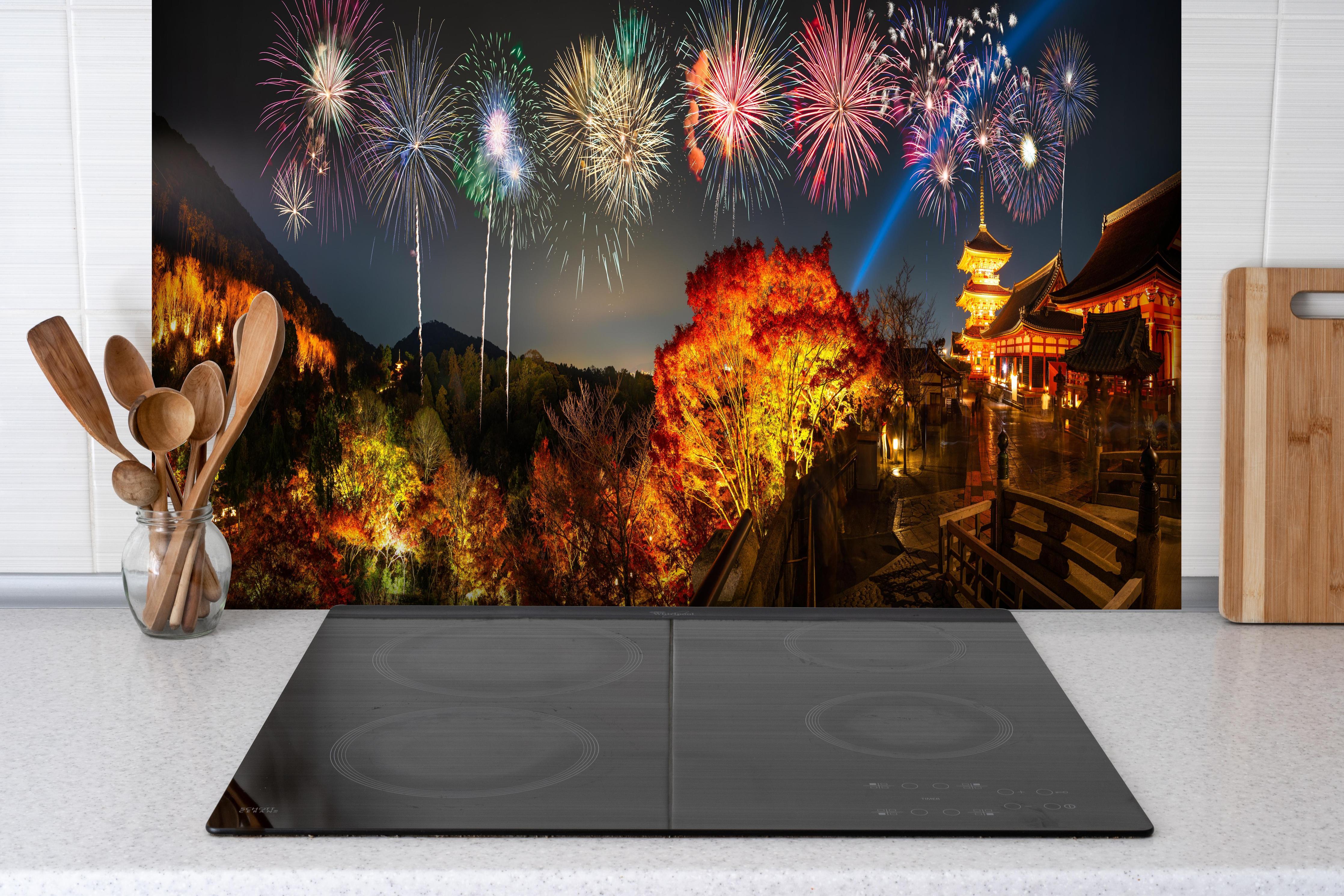 Spritzschutz - Buntes Feuerwerk am Kiyomizu-dera Tempel hinter einem Cerankochfeld zwischen Holz-Kochutensilien