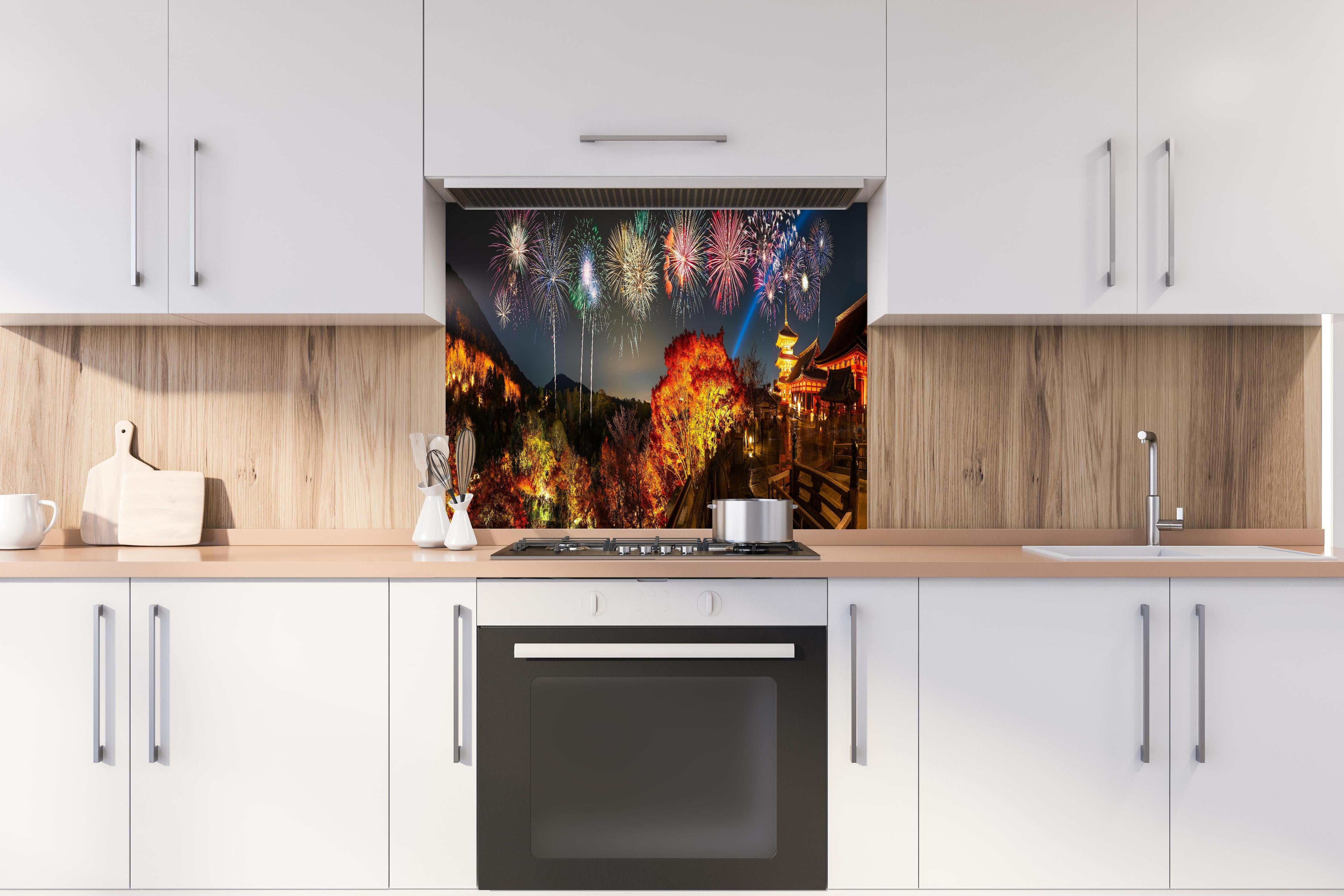 Spritzschutz - Buntes Feuerwerk am Kiyomizu-dera Tempel hinter einem Cerankochfeld zwischen Holz-Kochutensilien