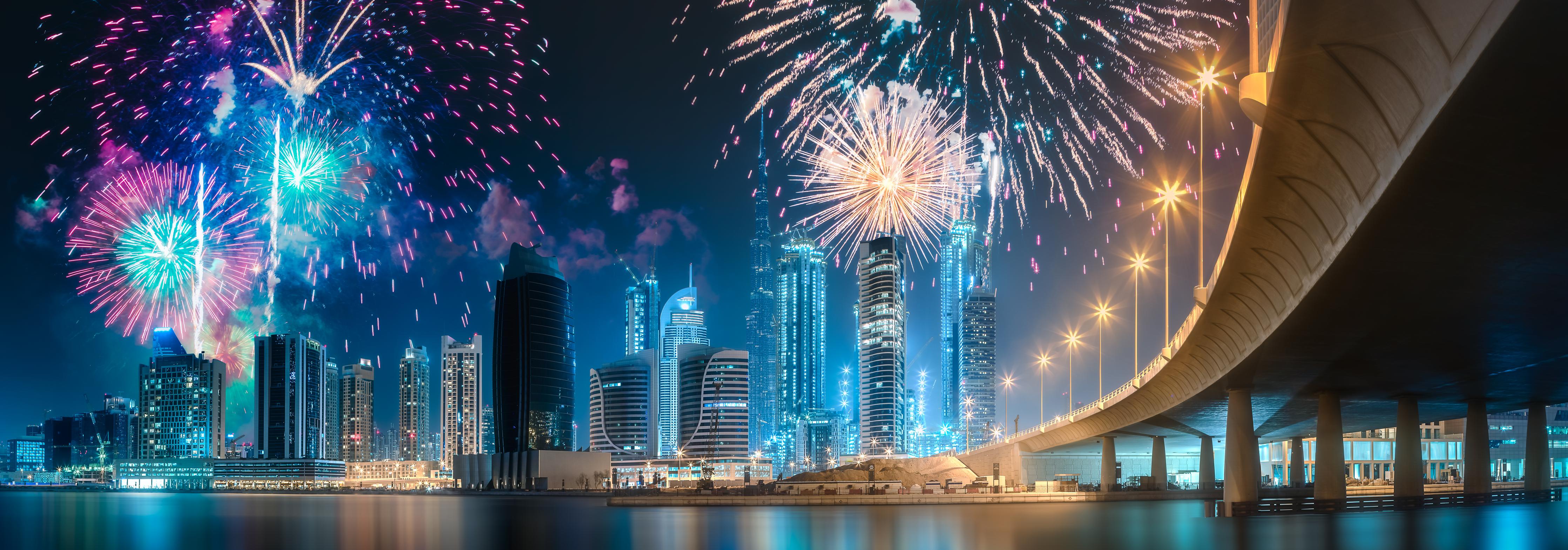 Spritzschutz-Buntes Feuerwerk über Dubai Business Bay