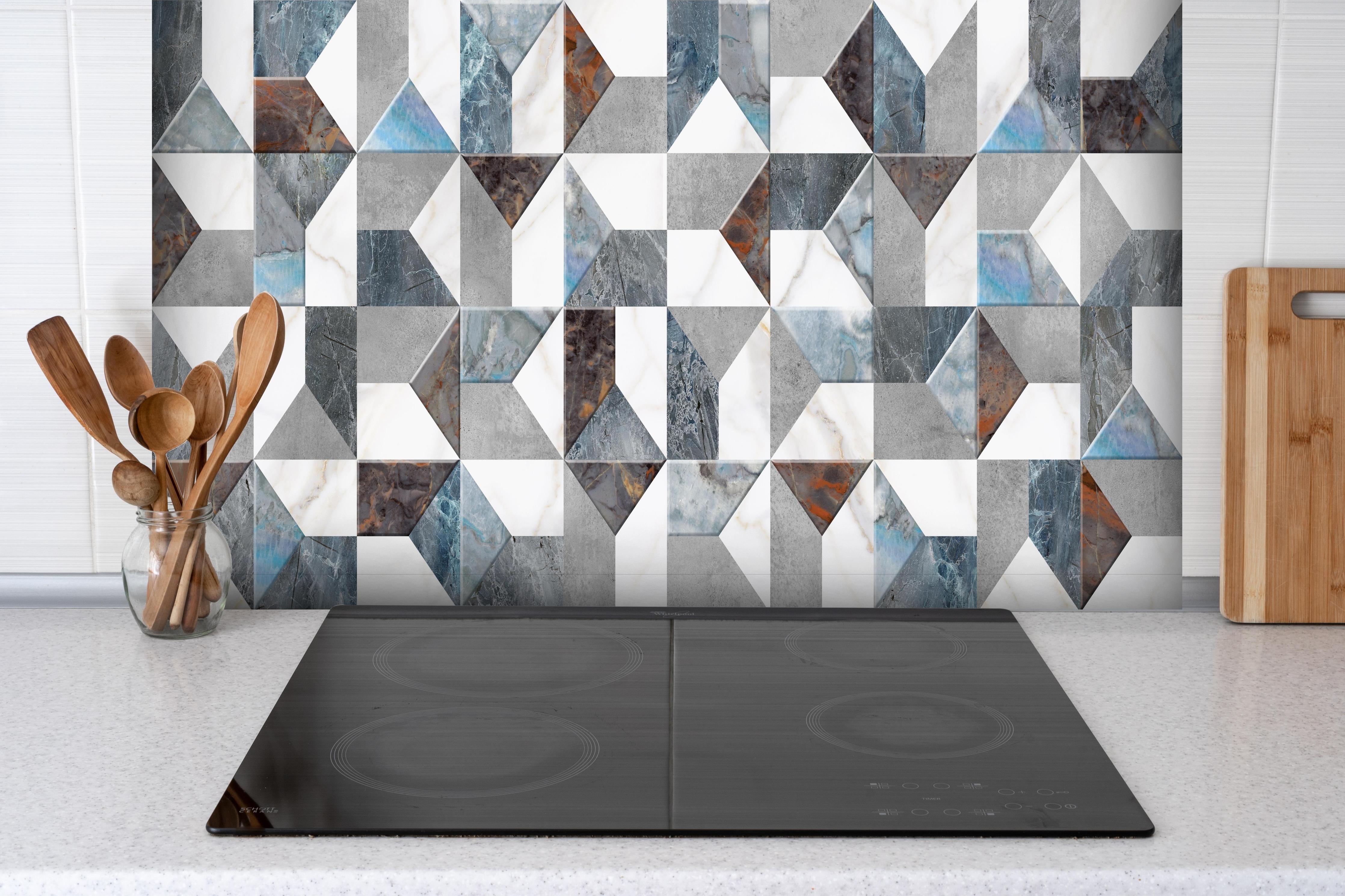 Spritzschutz - Buntes Fliesenmuster hinter einem Cerankochfeld zwischen Holz-Kochutensilien