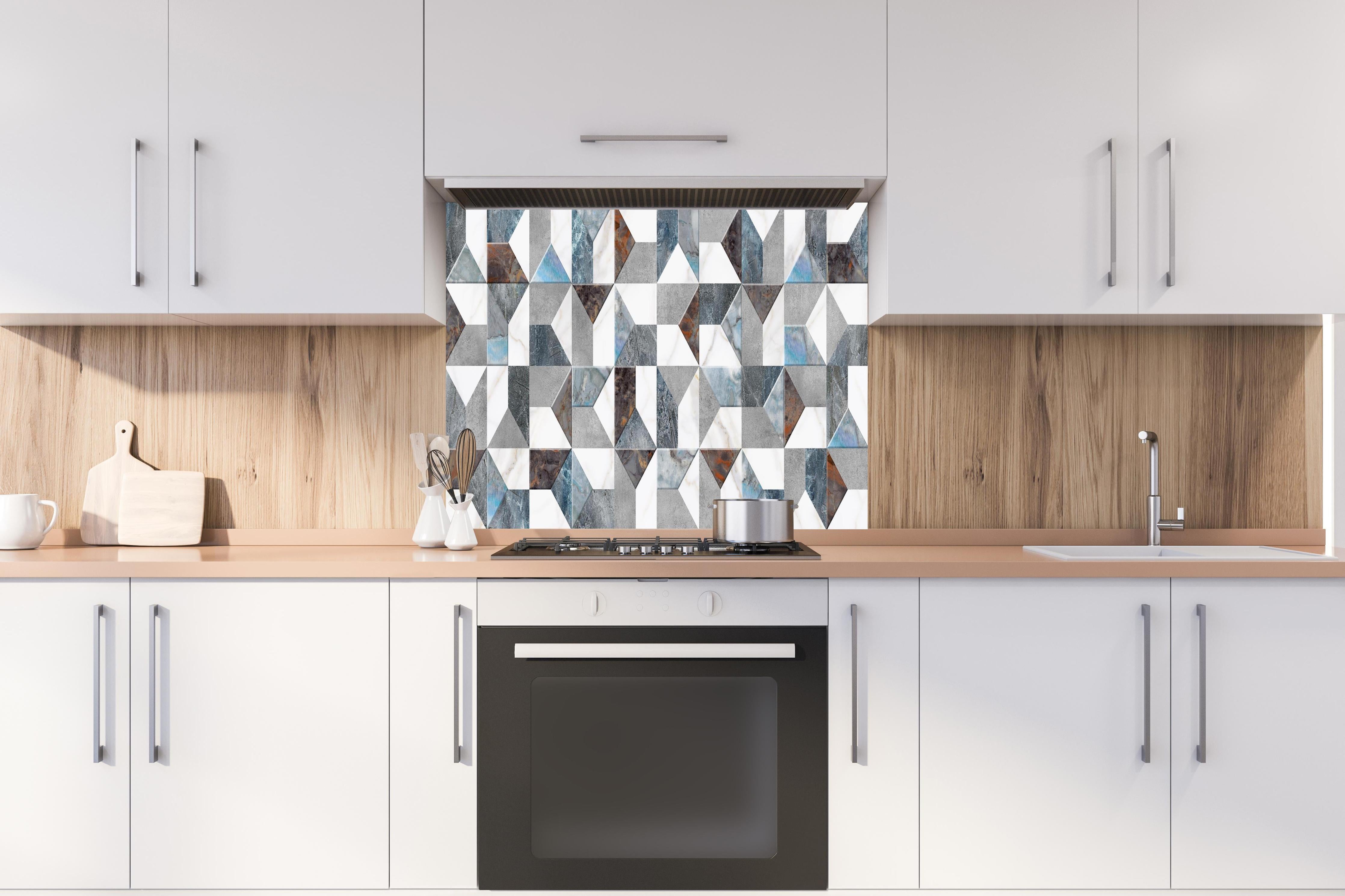 Spritzschutz - Buntes Fliesenmuster hinter einem Cerankochfeld zwischen Holz-Kochutensilien