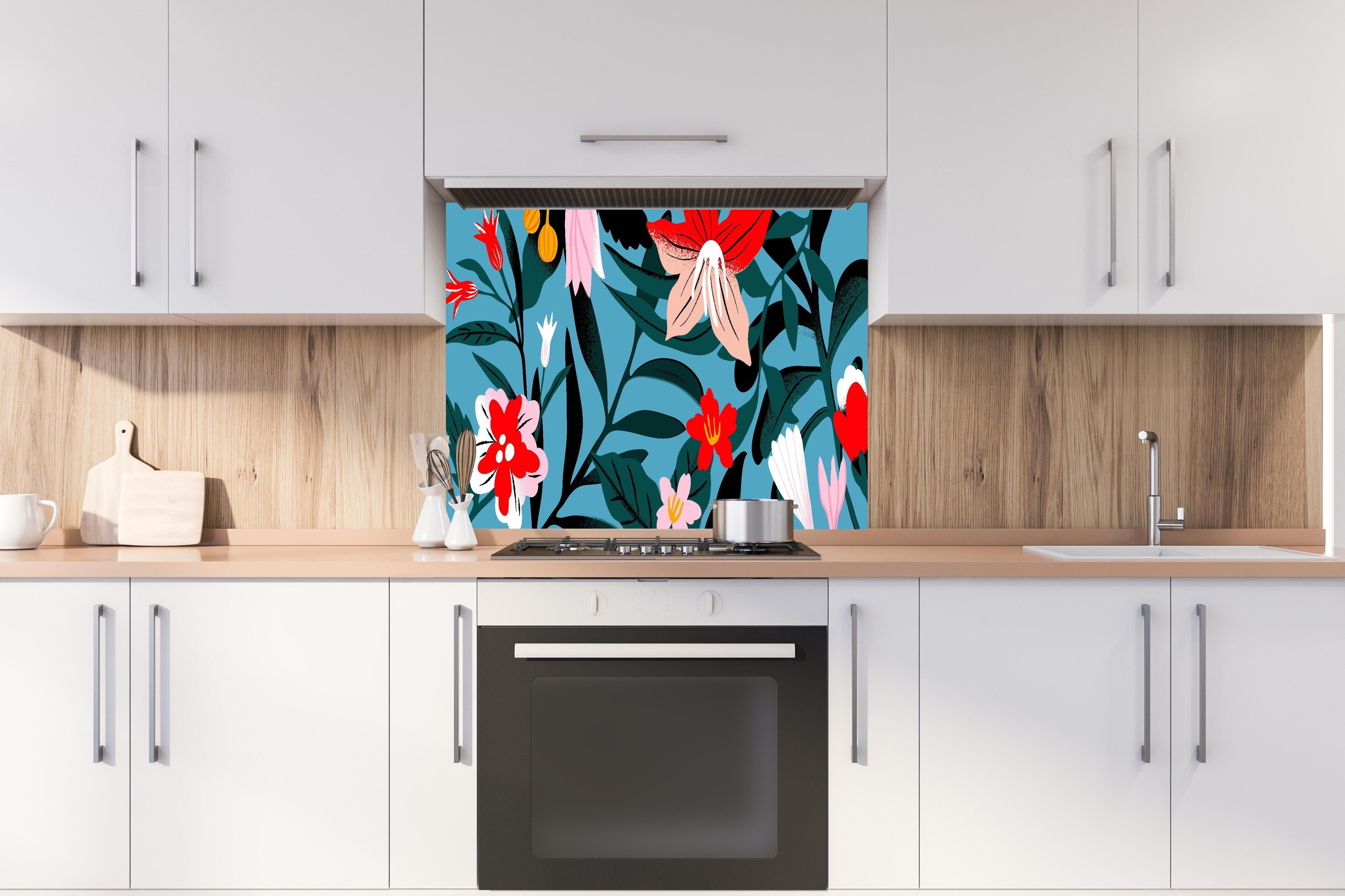Spritzschutz - Buntes Florales Muster auf Blauem Hintergrund hinter einem Cerankochfeld zwischen Holz-Kochutensilien