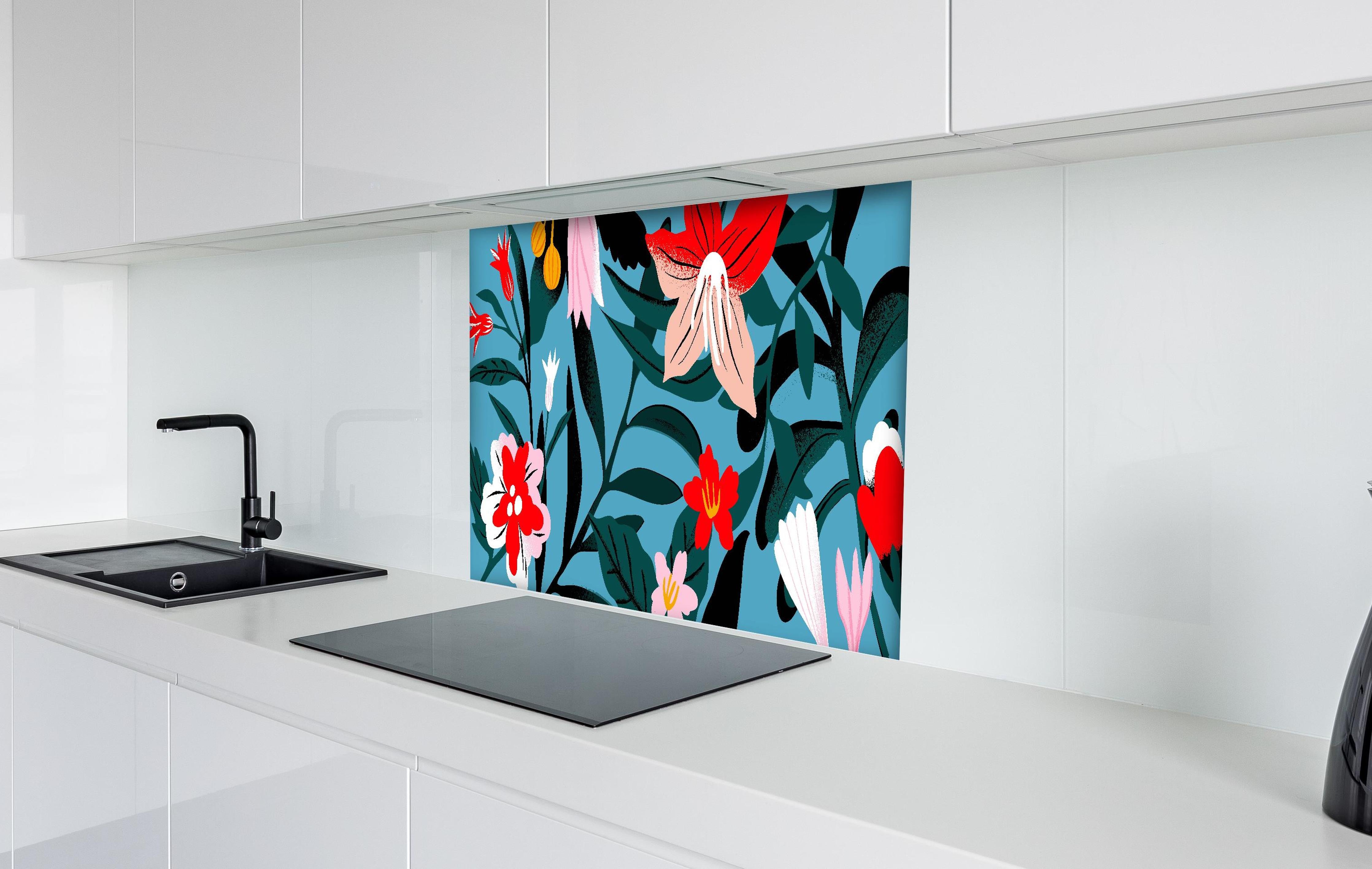 Spritzschutz - Buntes Florales Muster auf Blauem Hintergrund hinter einem Cerankochfeld zwischen Holz-Kochutensilien