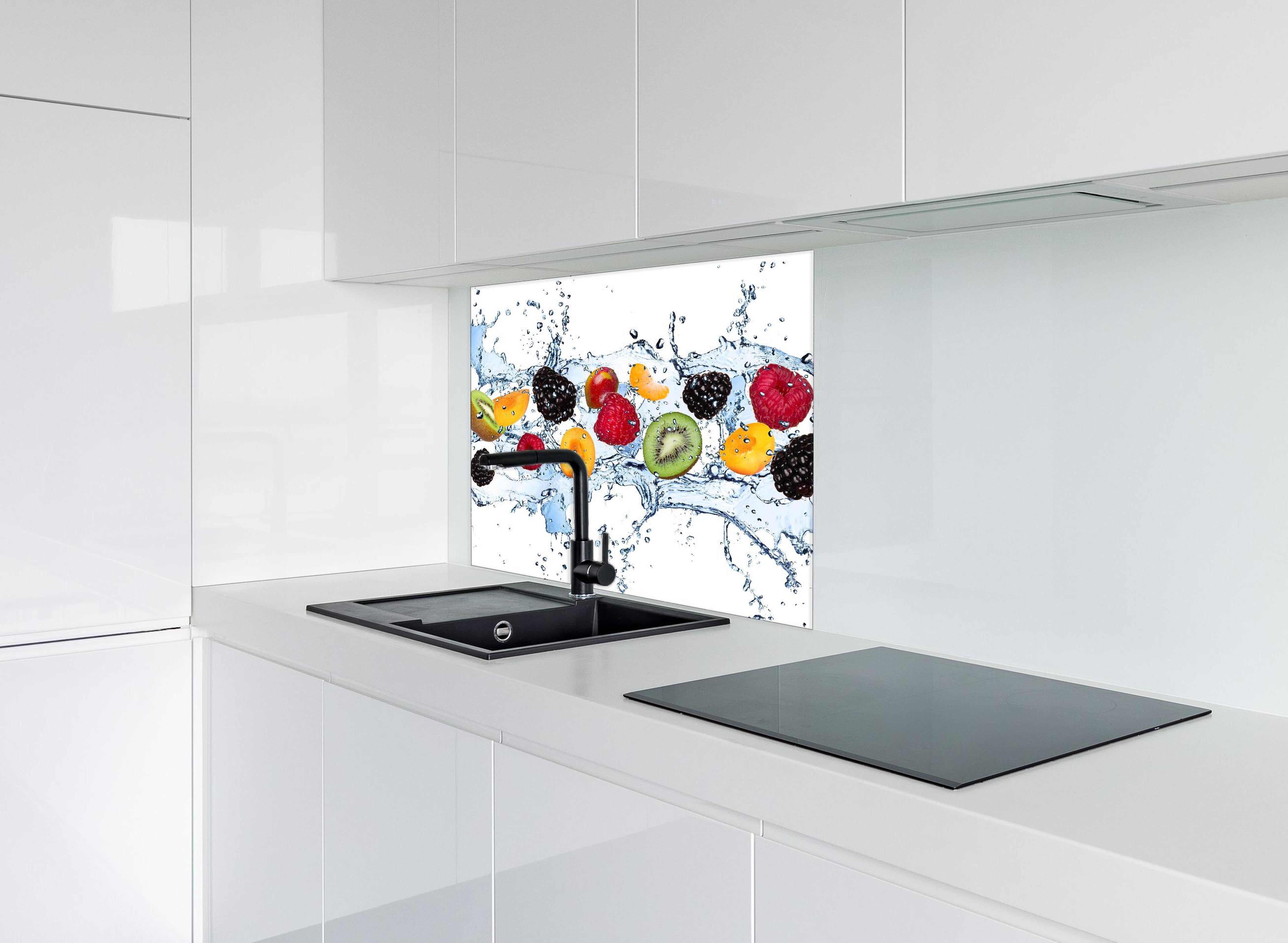 Spritzschutz - Buntes Fruchtwasser-Splash Fotografie hinter einem Cerankochfeld zwischen Holz-Kochutensilien