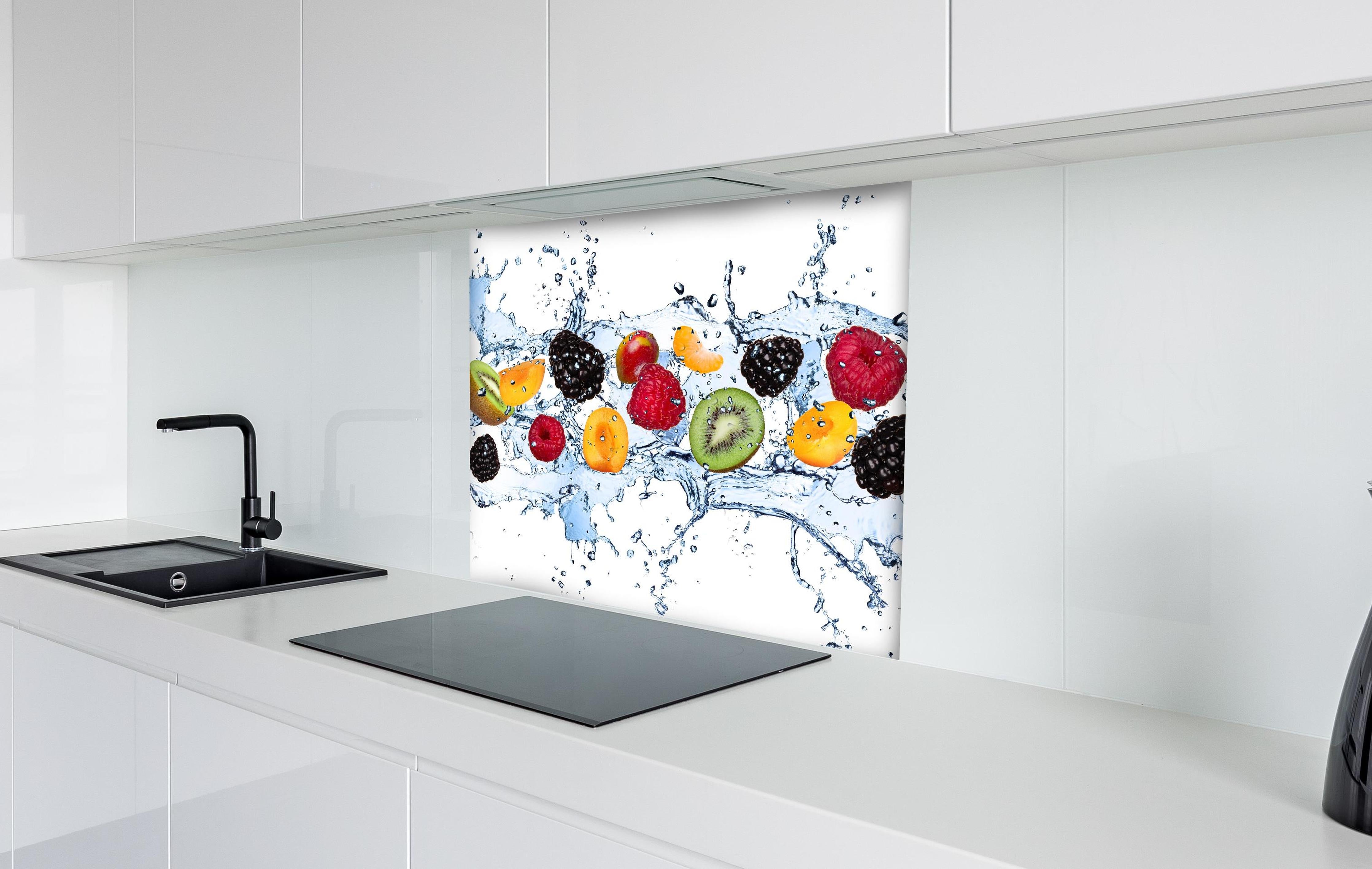 Spritzschutz - Buntes Fruchtwasser-Splash Fotografie hinter einem Cerankochfeld zwischen Holz-Kochutensilien