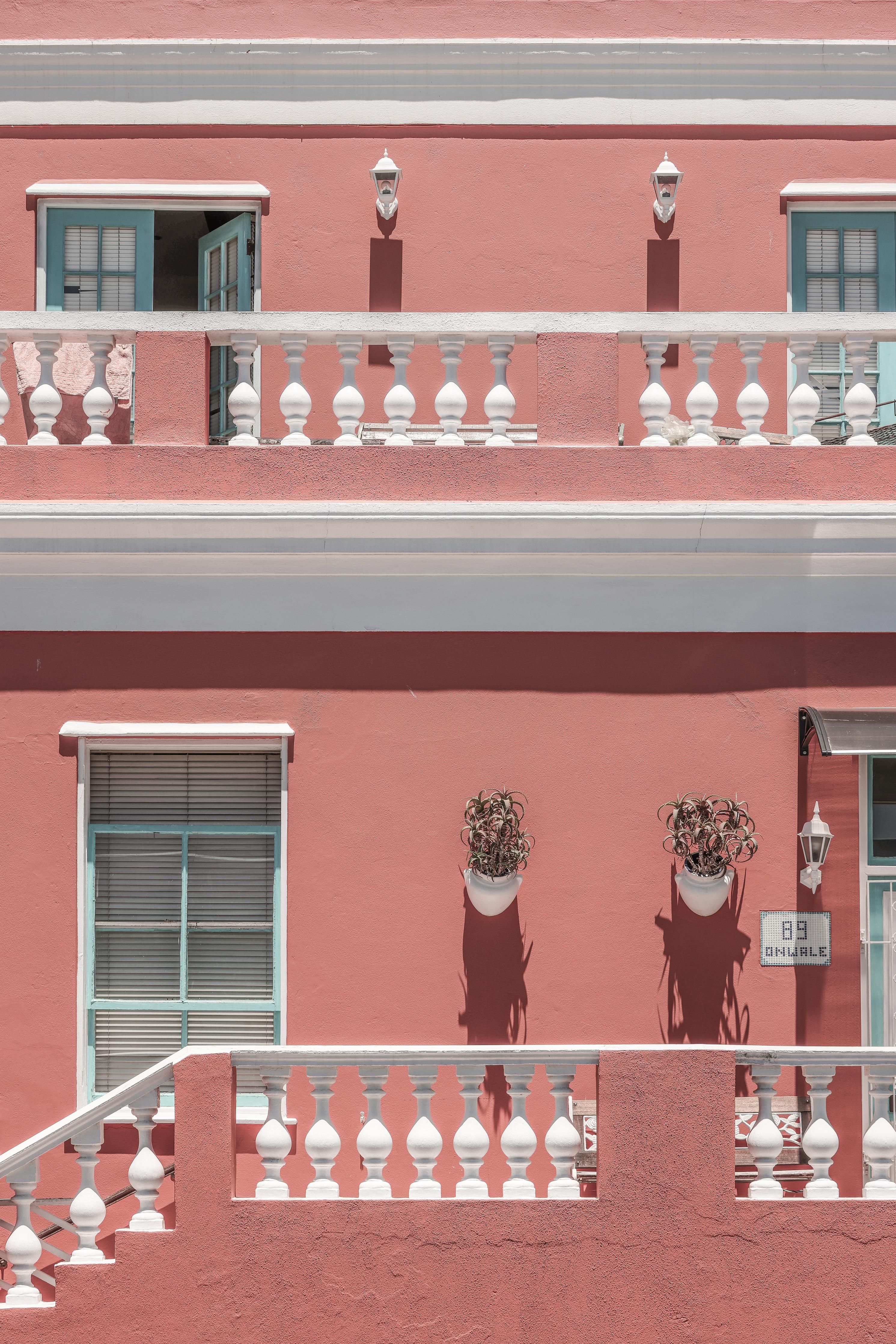 Spritzschutz-Buntes Gebäude mit pinker Fassade