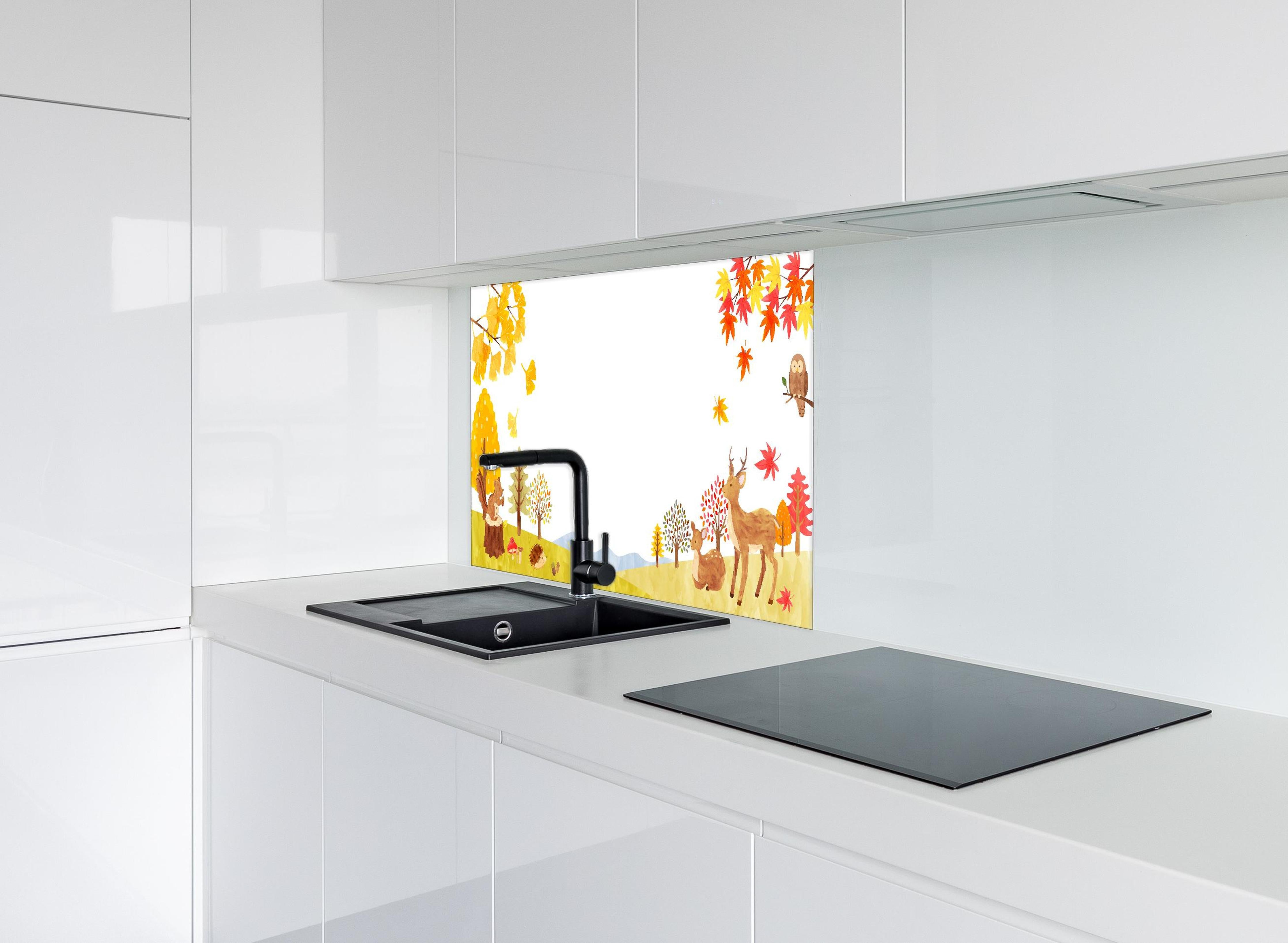 Spritzschutz - Buntes Herbstwald Tier-Motiv hinter einem Cerankochfeld zwischen Holz-Kochutensilien