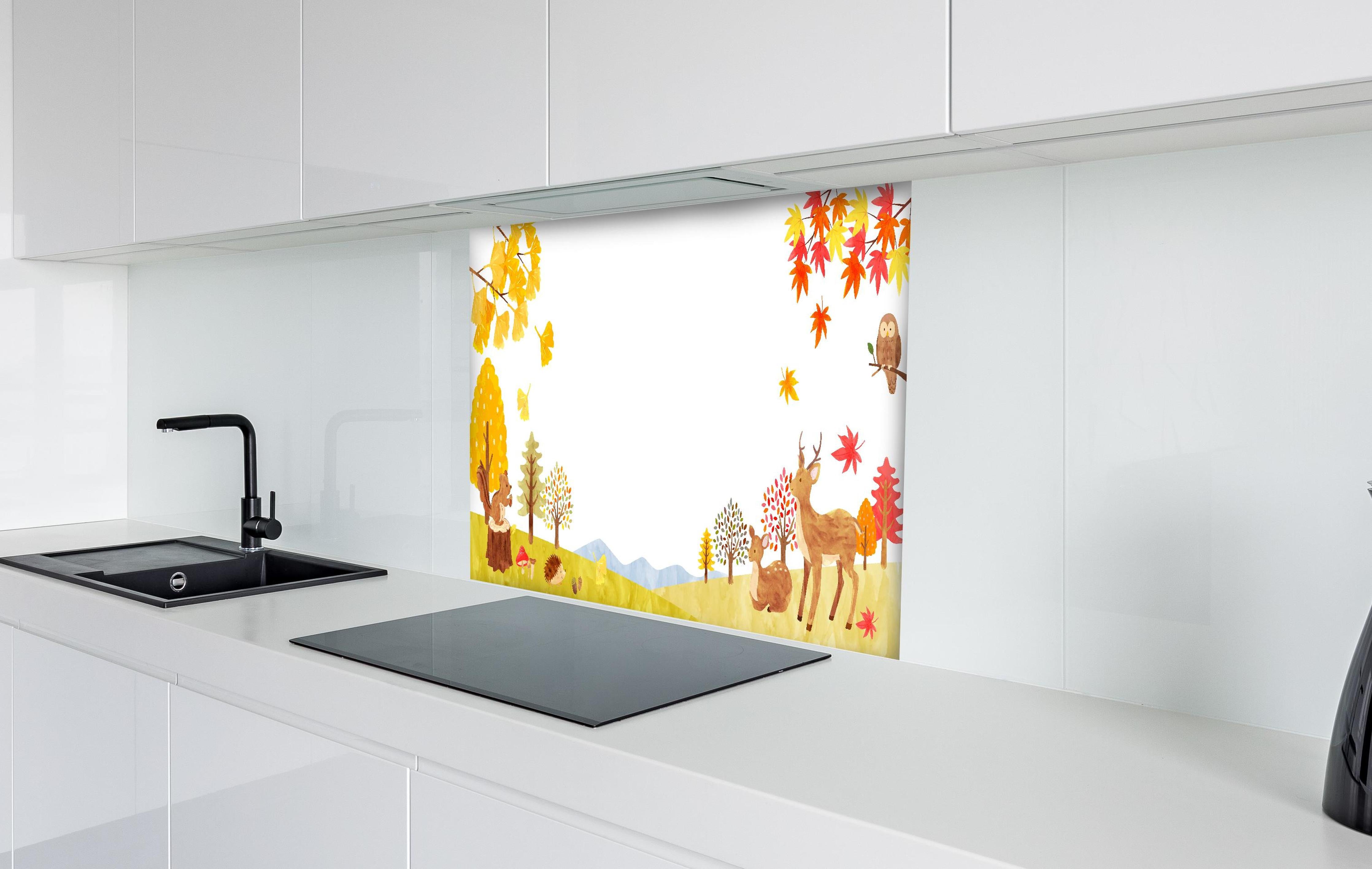 Spritzschutz - Buntes Herbstwald Tier-Motiv hinter einem Cerankochfeld zwischen Holz-Kochutensilien