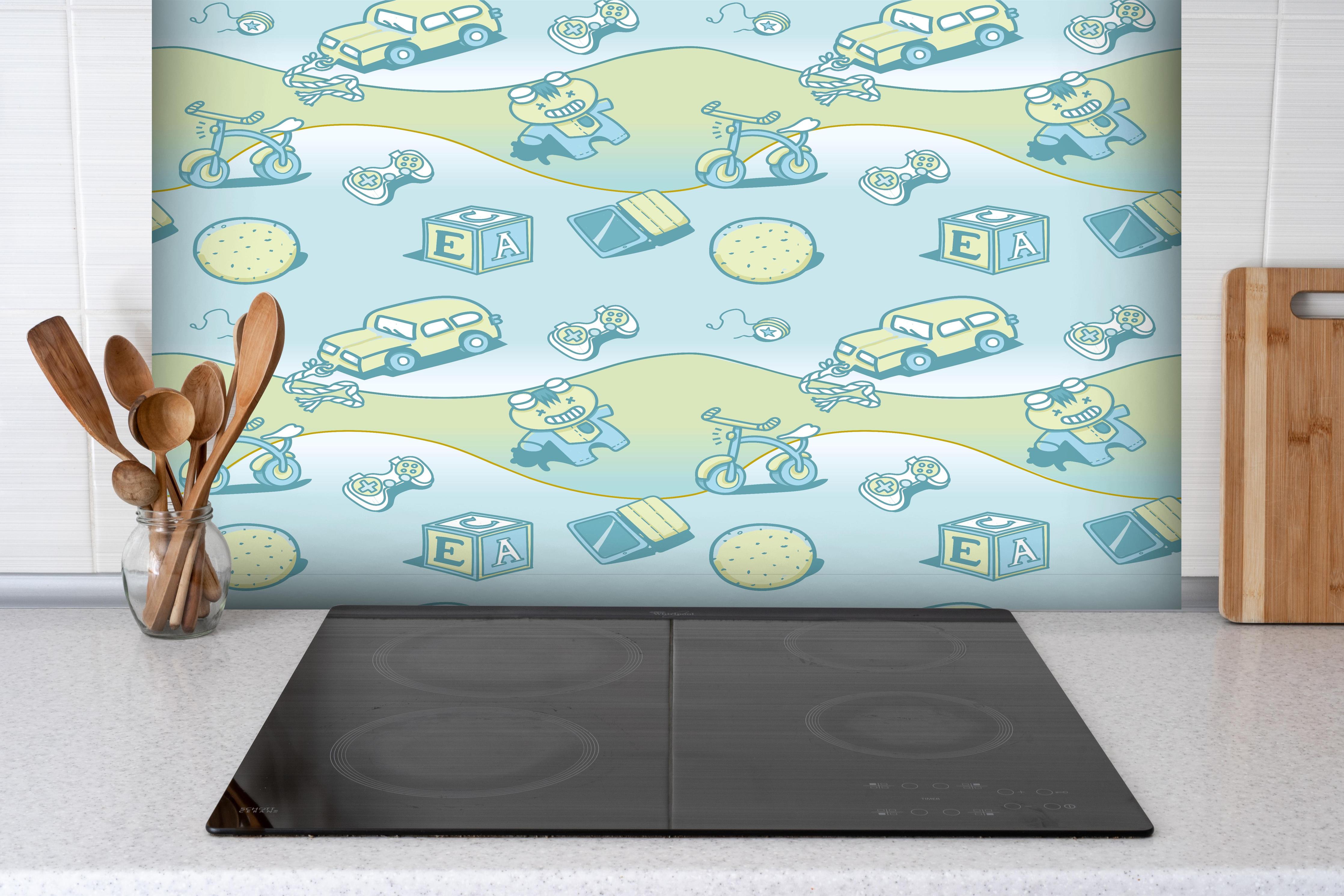 Spritzschutz - Buntes Kindermuster Fahrzeuge Blau hinter einem Cerankochfeld zwischen Holz-Kochutensilien