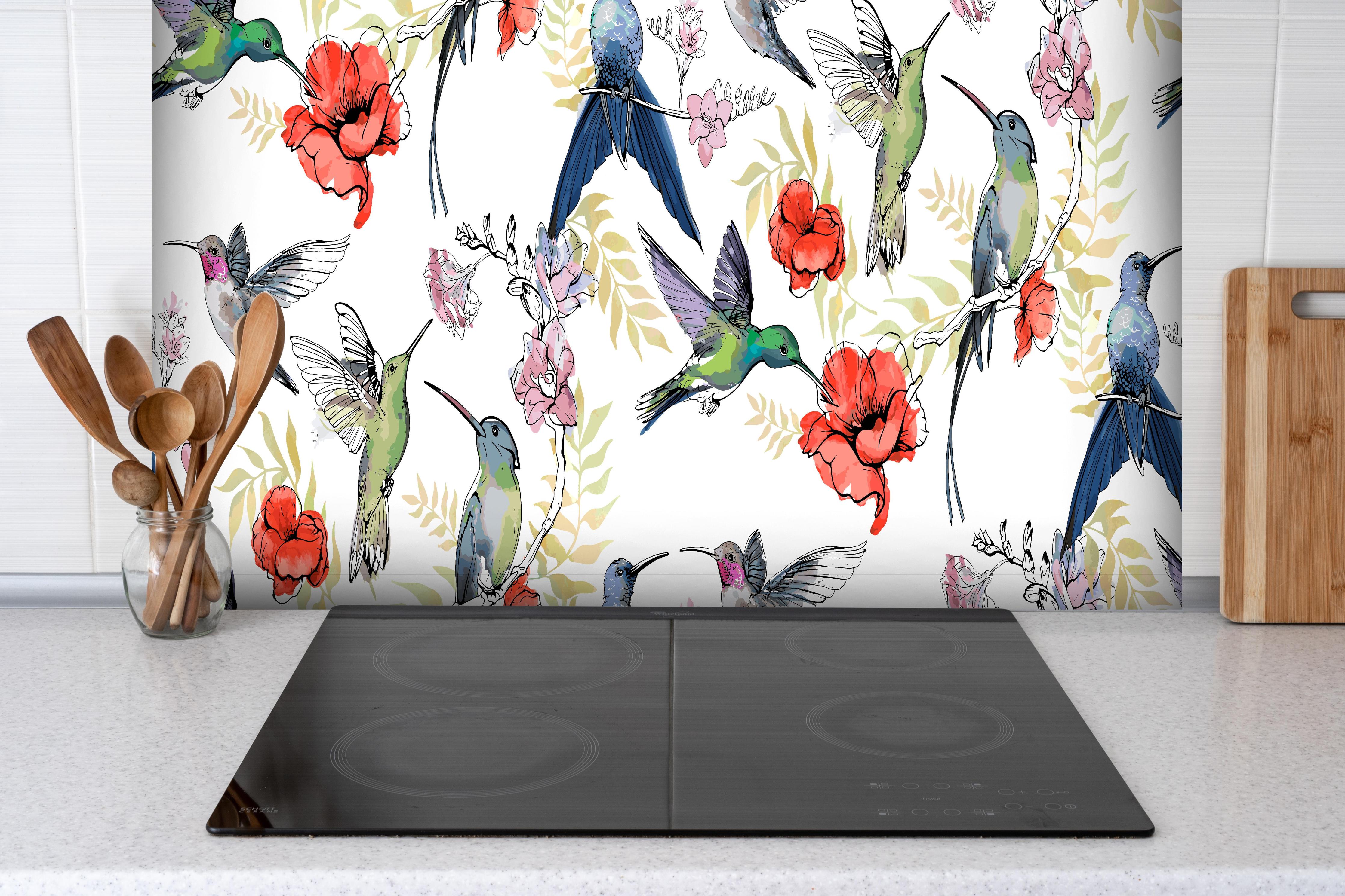 Spritzschutz - Buntes Kolibri-Blüten Muster Design hinter einem Cerankochfeld zwischen Holz-Kochutensilien