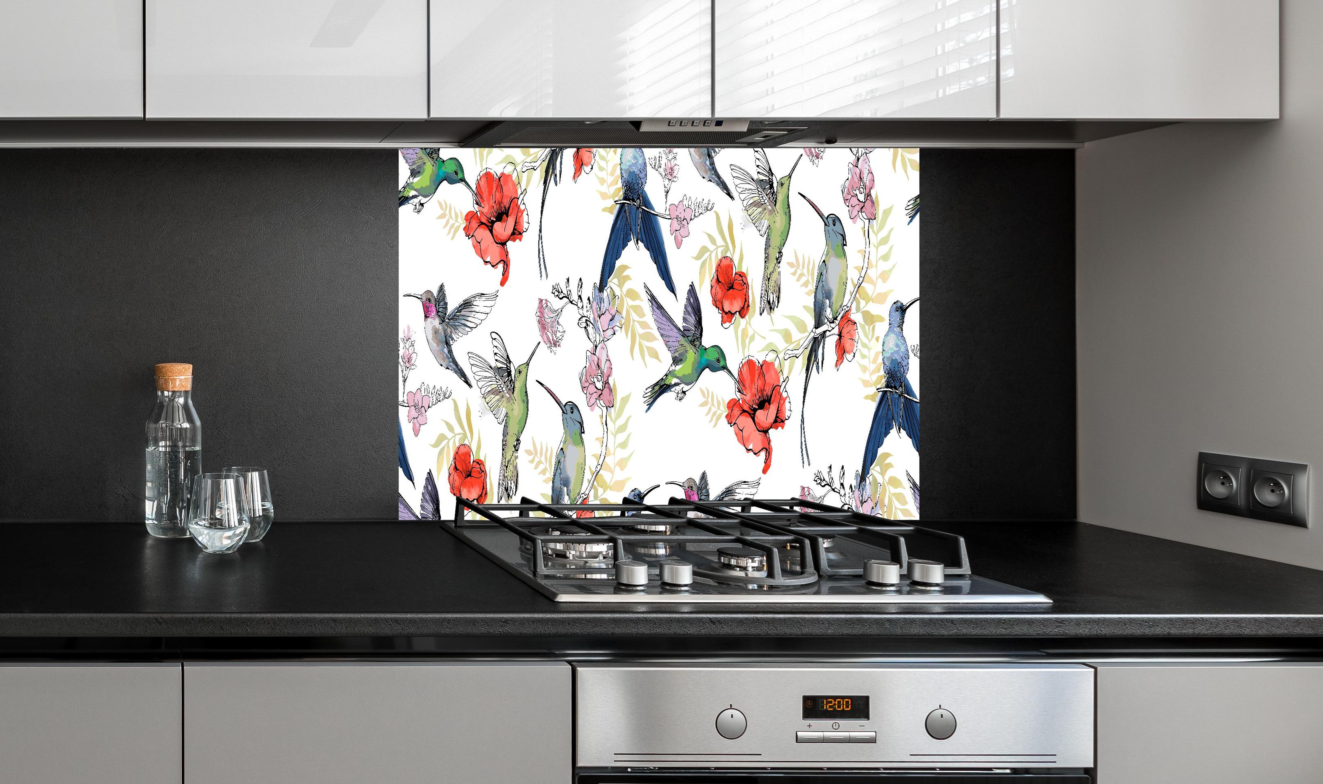 Spritzschutz - Buntes Kolibri-Blüten Muster Design hinter einem Cerankochfeld zwischen Holz-Kochutensilien