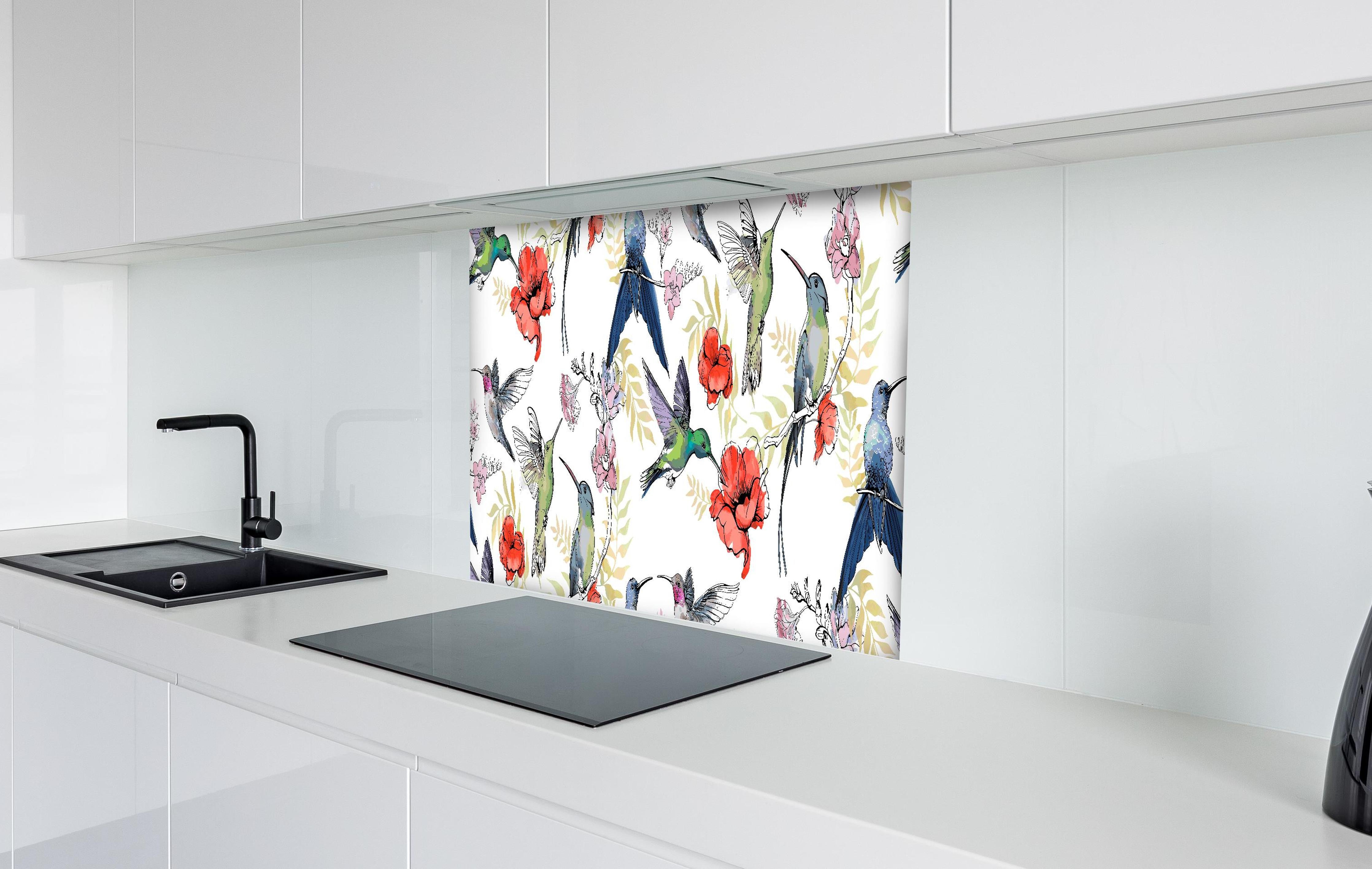 Spritzschutz - Buntes Kolibri-Blüten Muster Design hinter einem Cerankochfeld zwischen Holz-Kochutensilien