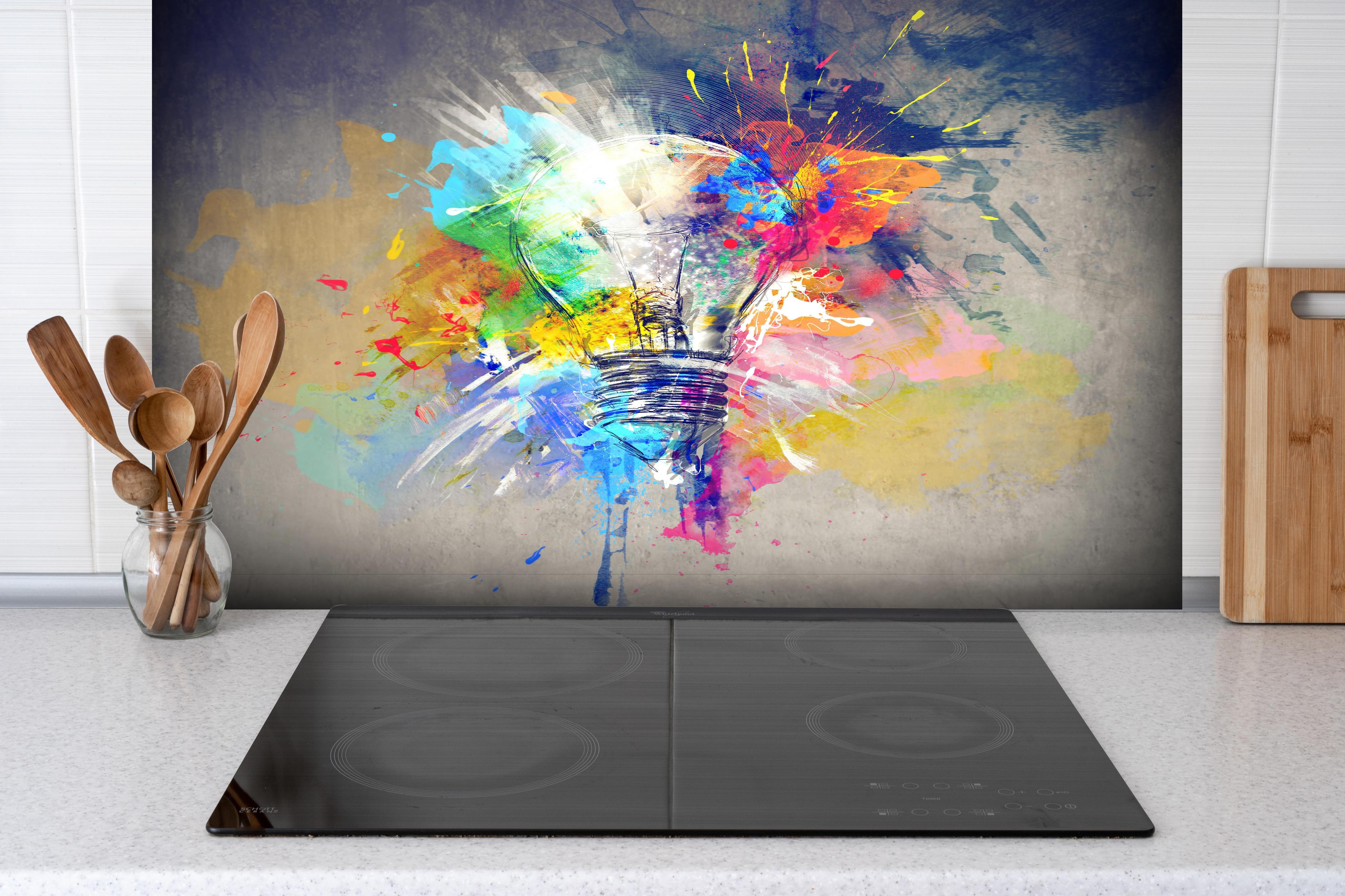 Spritzschutz - Buntes Licht hinter einem Cerankochfeld zwischen Holz-Kochutensilien