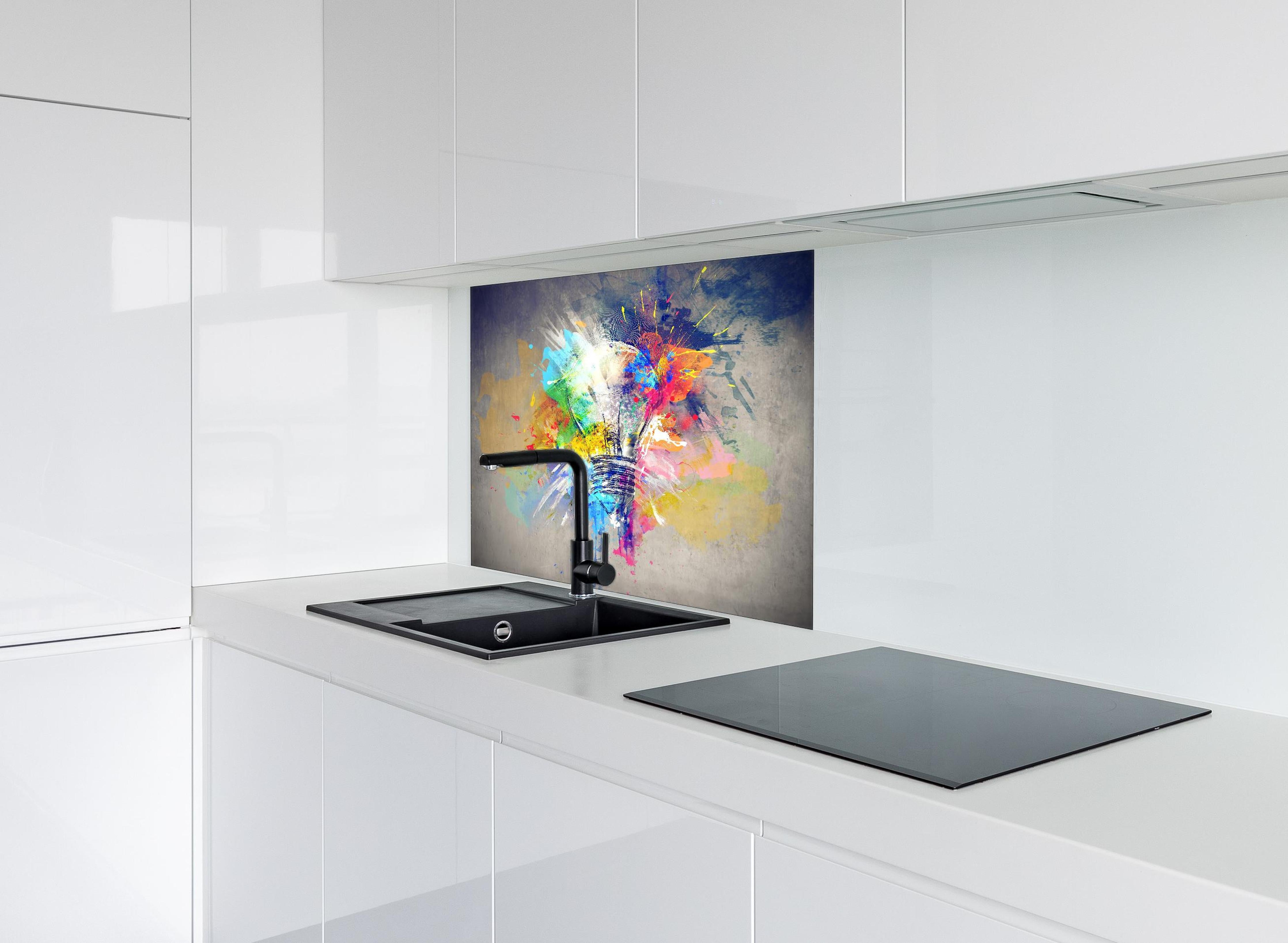 Spritzschutz - Buntes Licht hinter einem Cerankochfeld zwischen Holz-Kochutensilien