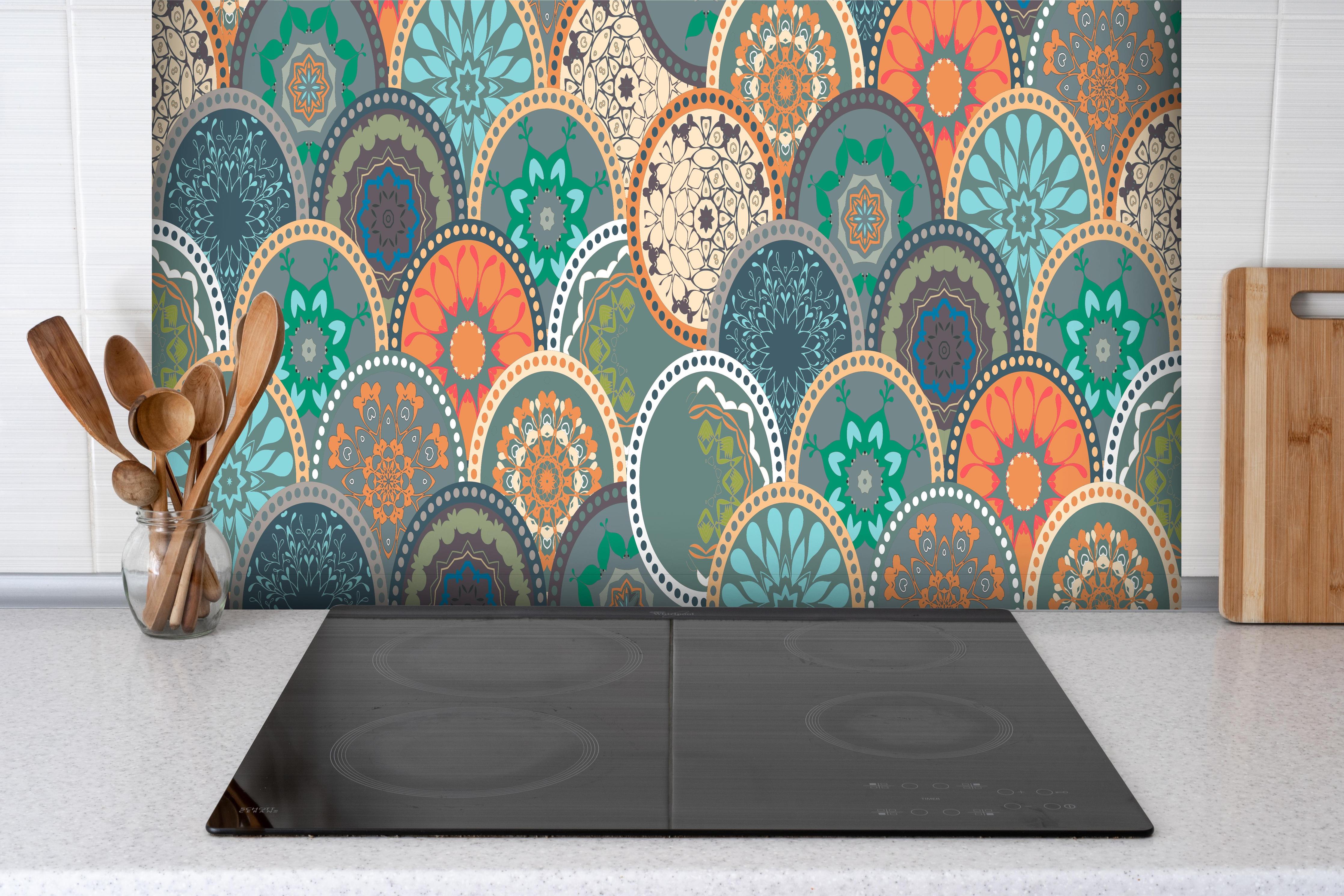 Spritzschutz - Buntes Mandala-Design mit floralen Mustern hinter einem Cerankochfeld zwischen Holz-Kochutensilien