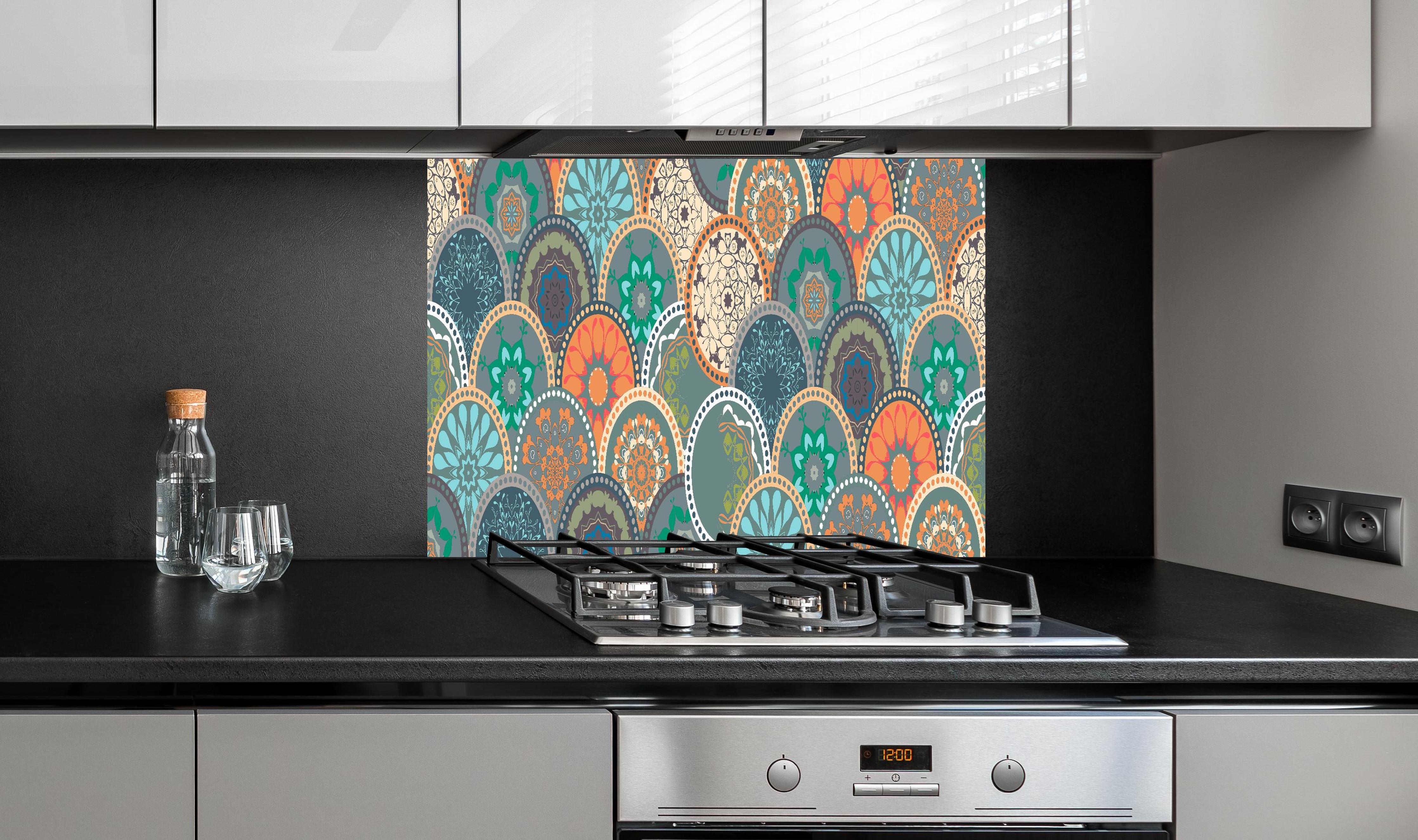 Spritzschutz - Buntes Mandala-Design mit floralen Mustern hinter einem Cerankochfeld zwischen Holz-Kochutensilien