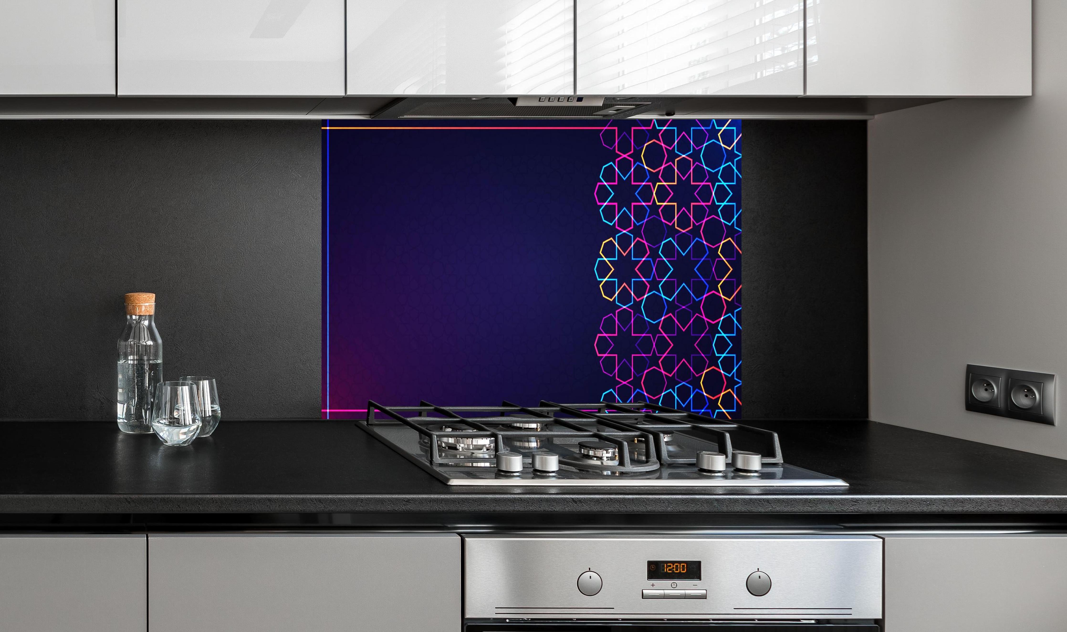 Spritzschutz - Buntes Neon Eid Mubarak Design hinter einem Cerankochfeld zwischen Holz-Kochutensilien