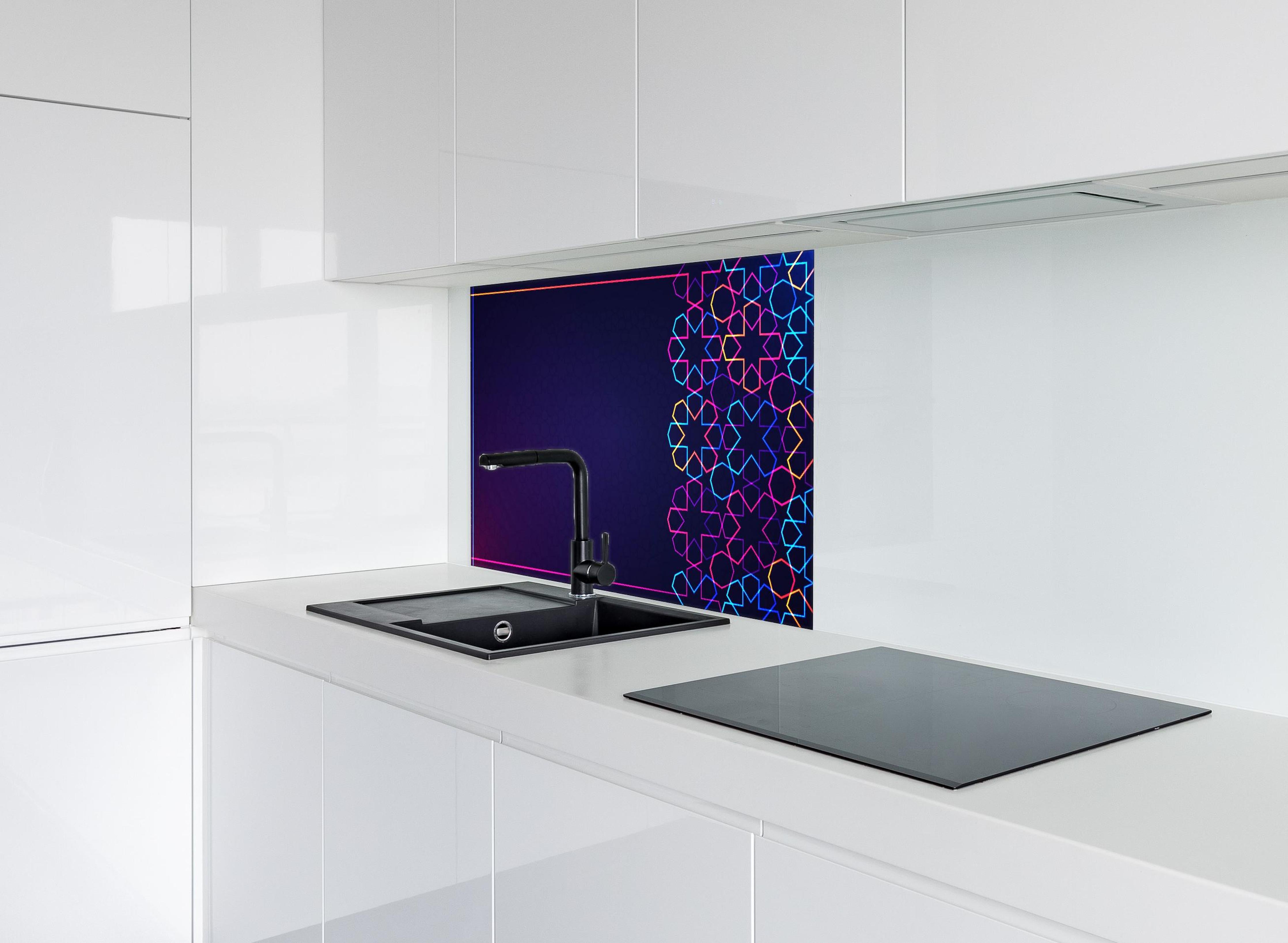 Spritzschutz - Buntes Neon Eid Mubarak Design hinter einem Cerankochfeld zwischen Holz-Kochutensilien