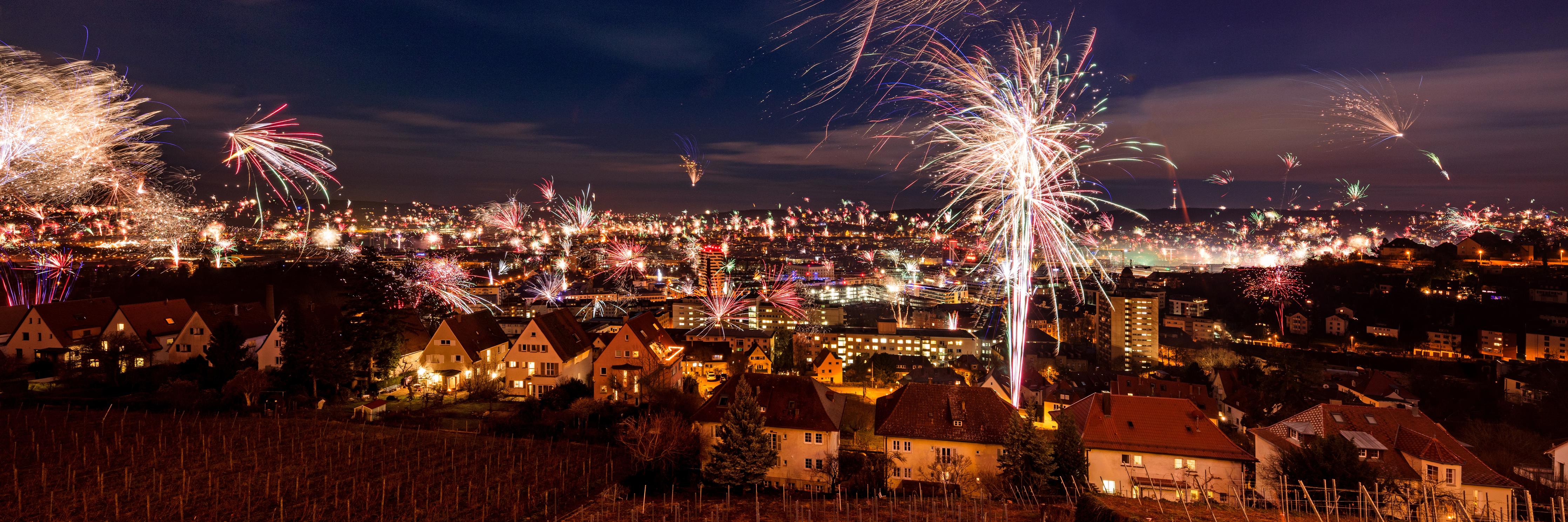 Spritzschutz-Buntes Neujahrsfeuerwerk über Stuttgart