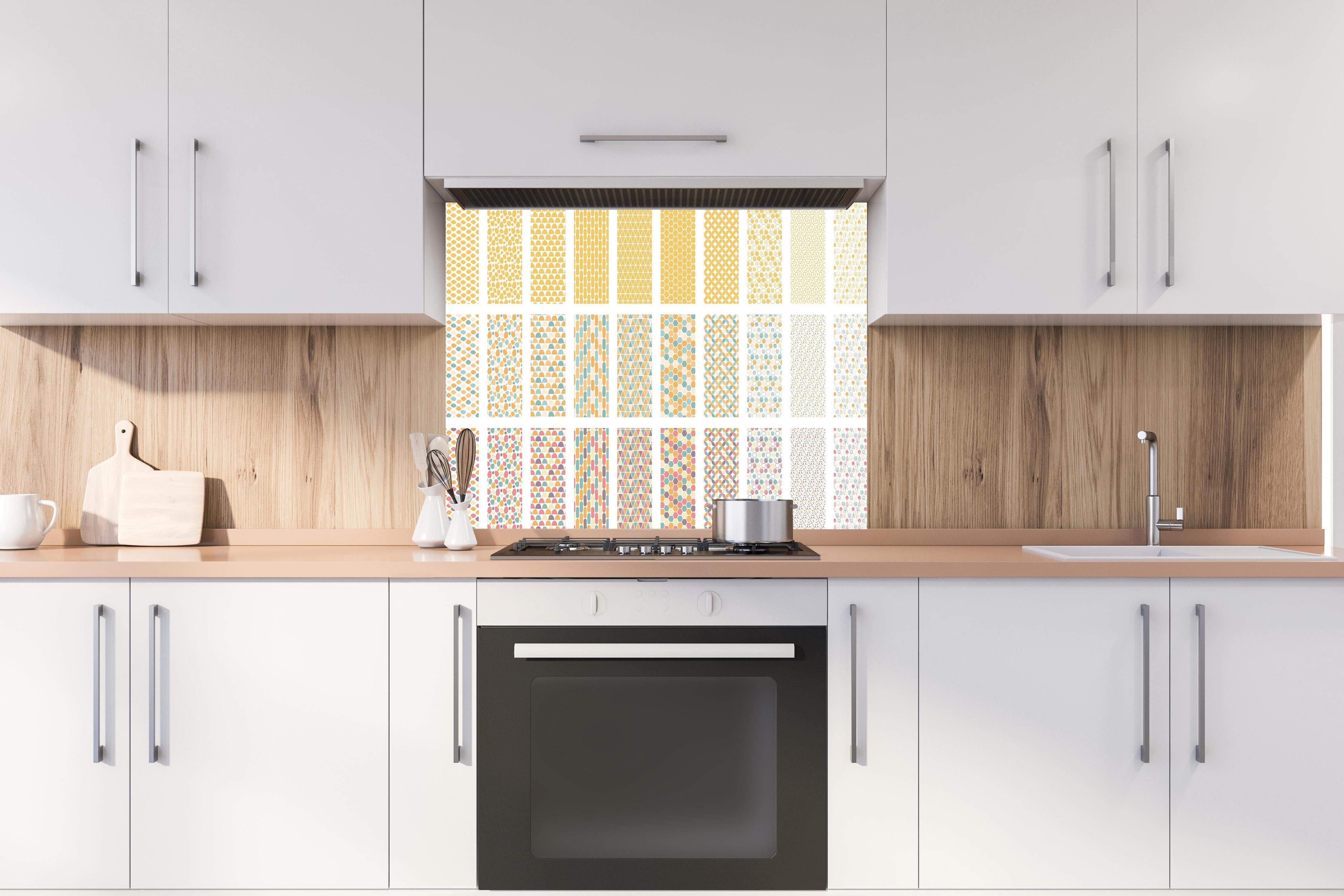 Spritzschutz - Buntes Nordic-Design Seamless Muster-Set hinter einem Cerankochfeld zwischen Holz-Kochutensilien