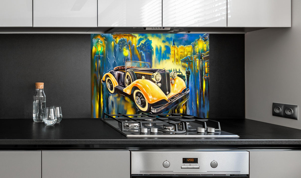 Spritzschutz - Buntes Oldtimer Gemälde Fine Art hinter einem Cerankochfeld zwischen Holz-Kochutensilien