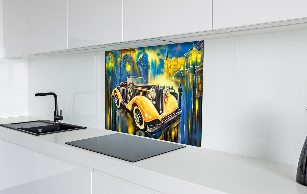 Spritzschutz - Buntes Oldtimer Gemälde Fine Art hinter einem Cerankochfeld zwischen Holz-Kochutensilien