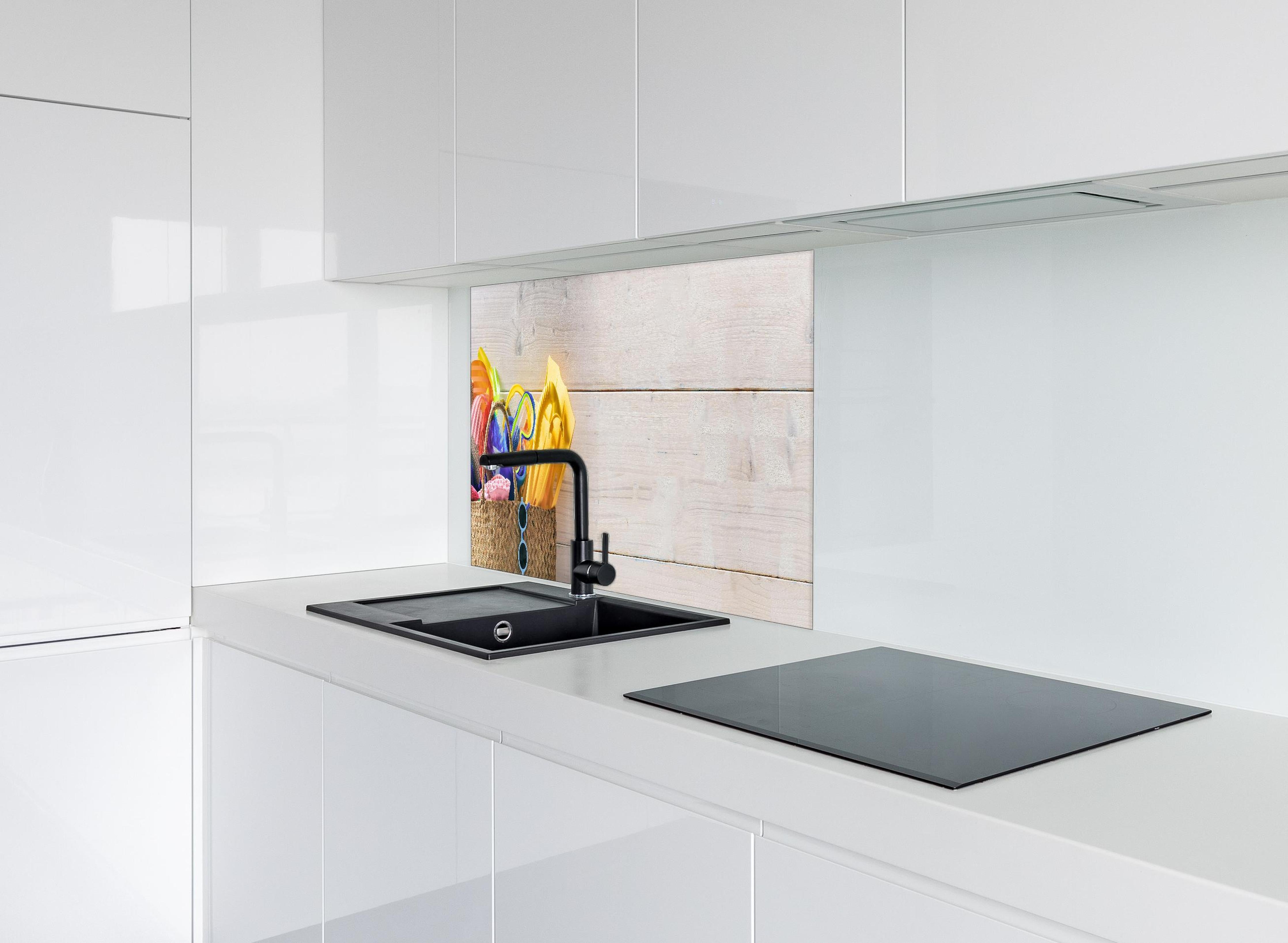 Spritzschutz - Buntes Sommer, Strand & Meer Zubehör hinter einem Cerankochfeld zwischen Holz-Kochutensilien