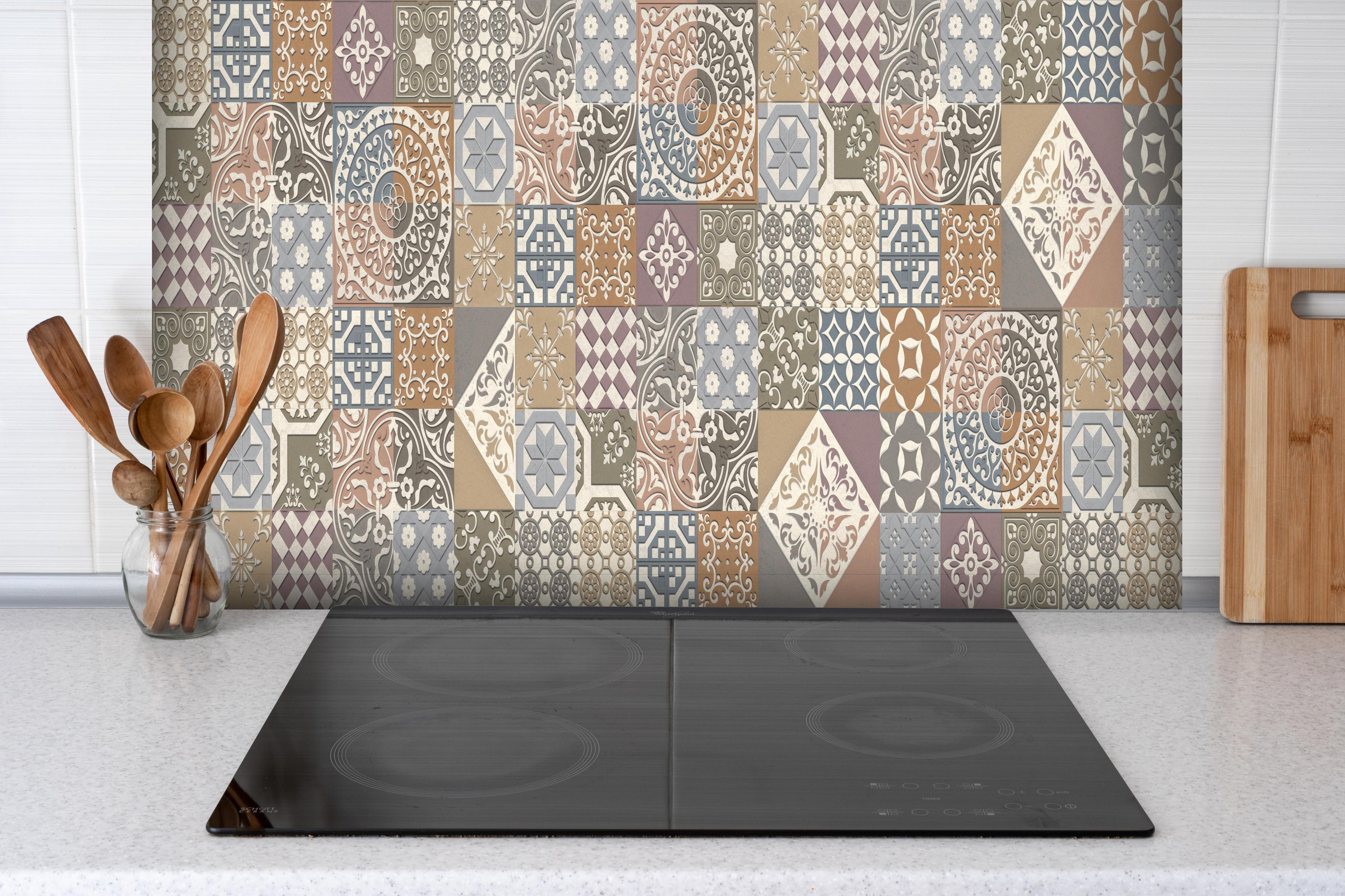 Spritzschutz - Buntes portugiesisches Mosaik hinter einem Cerankochfeld zwischen Holz-Kochutensilien