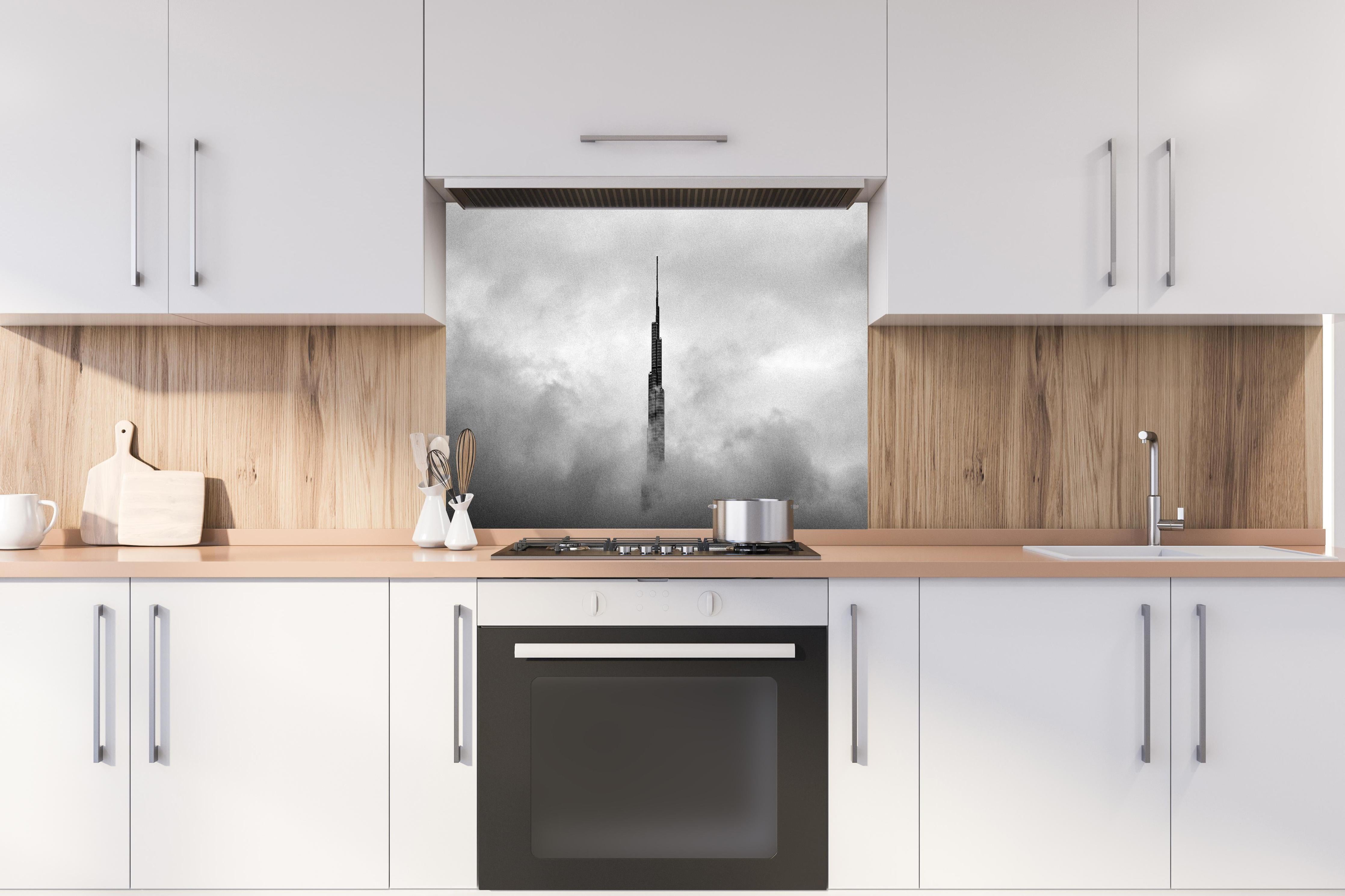 Spritzschutz - Burj Khalifa - Dubai hinter einem Cerankochfeld zwischen Holz-Kochutensilien