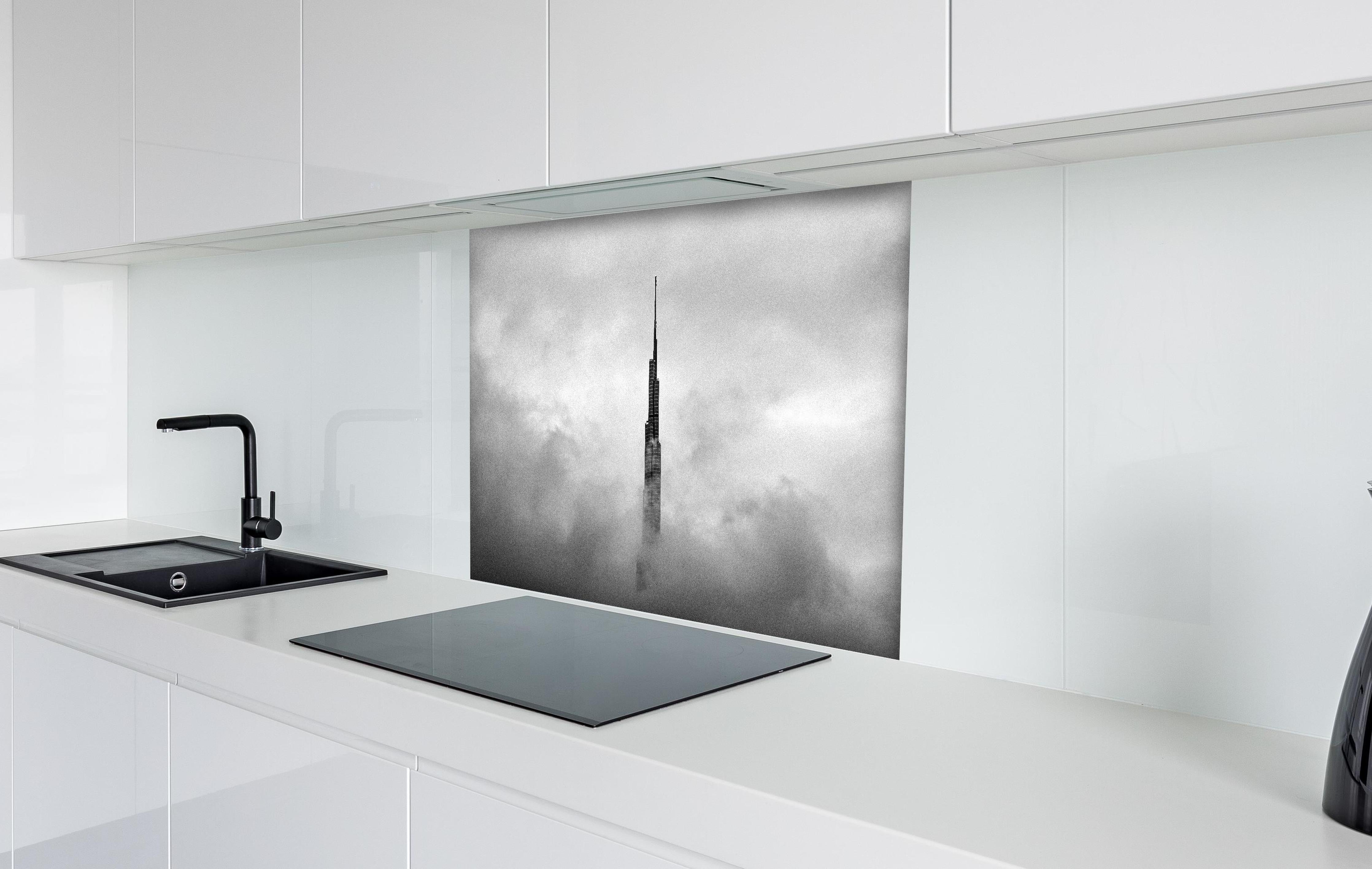 Spritzschutz - Burj Khalifa - Dubai hinter einem Cerankochfeld zwischen Holz-Kochutensilien